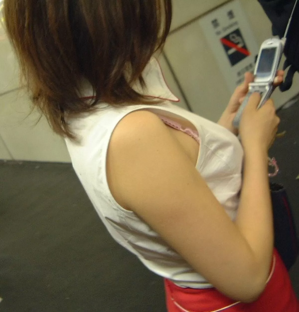 ノースリーブの胸チラ盗撮エロ画像024