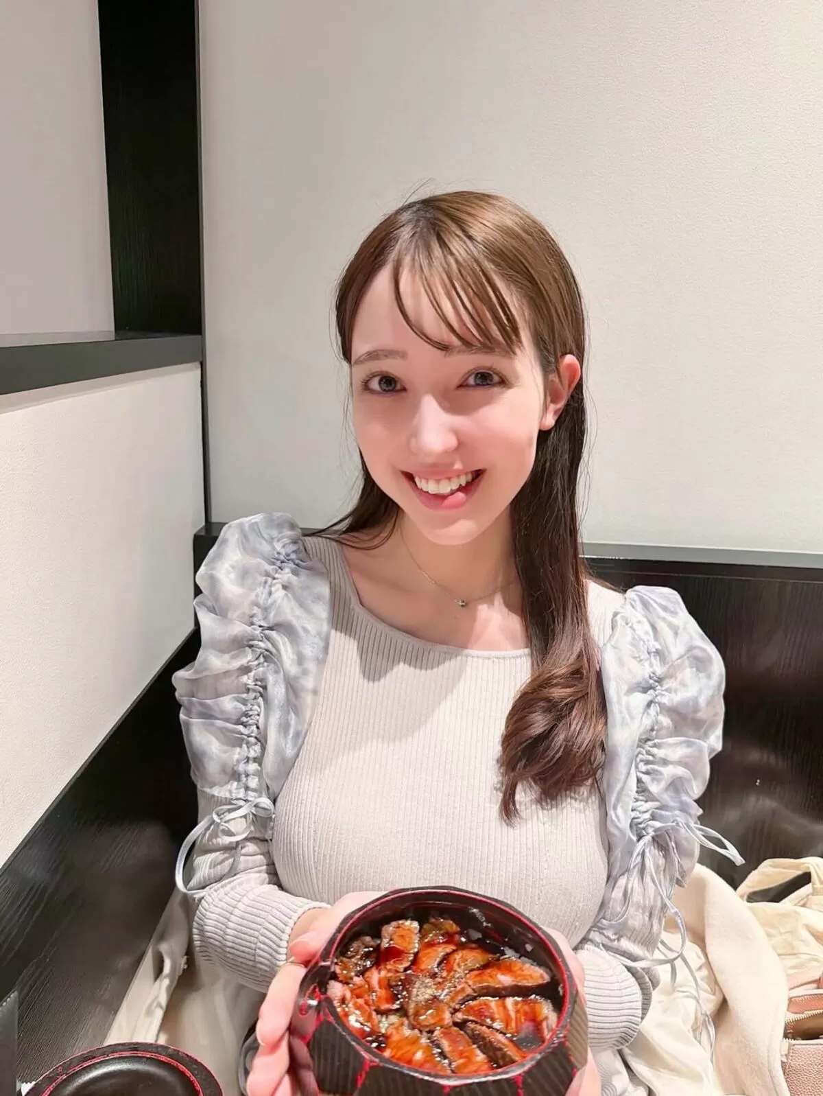 服の上からでもはっきり分かる巨乳女子アナ画像【着衣おっぱい】109枚004