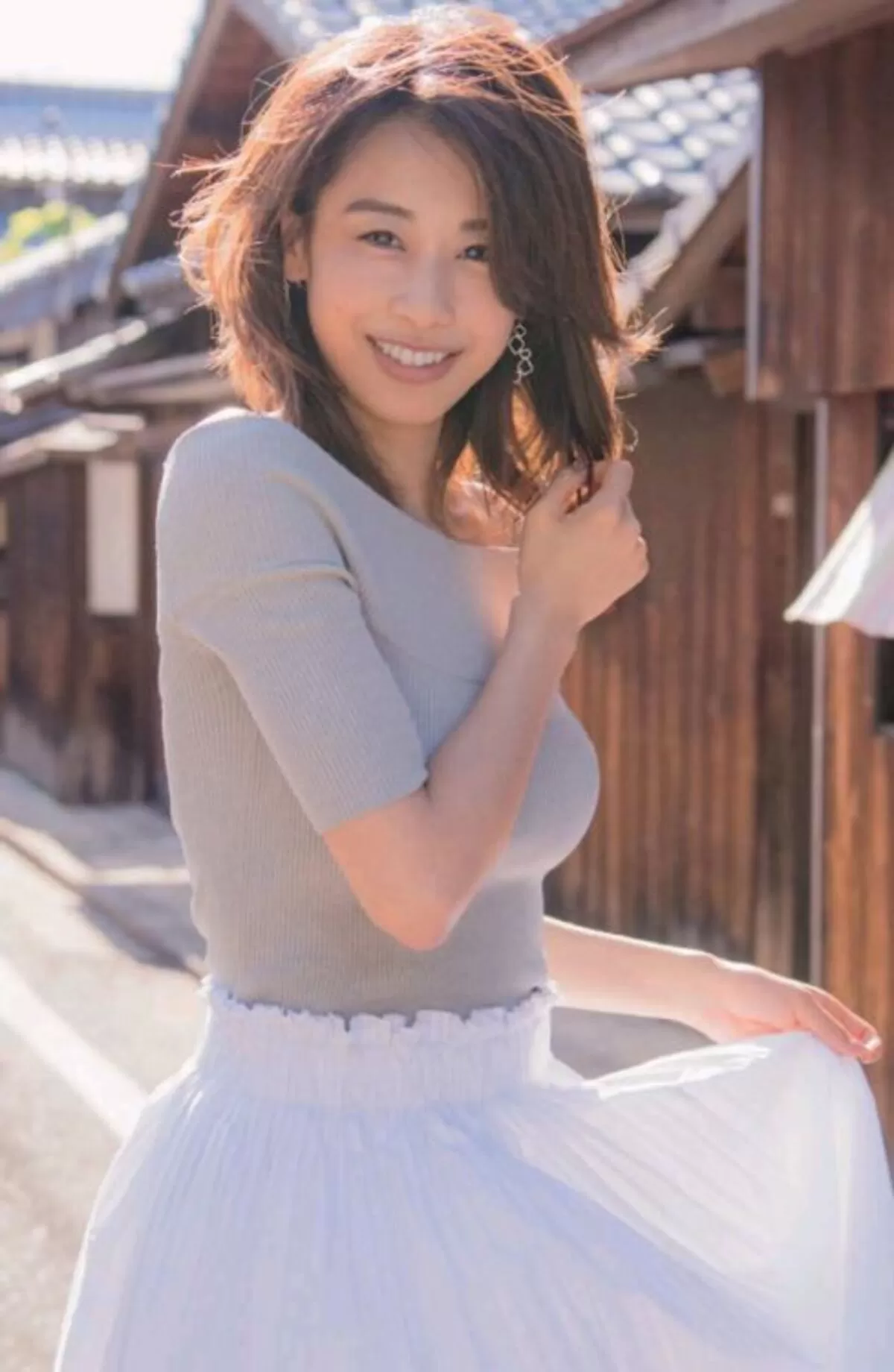 服の上からでもはっきり分かる巨乳女子アナ画像【着衣おっぱい】109枚005