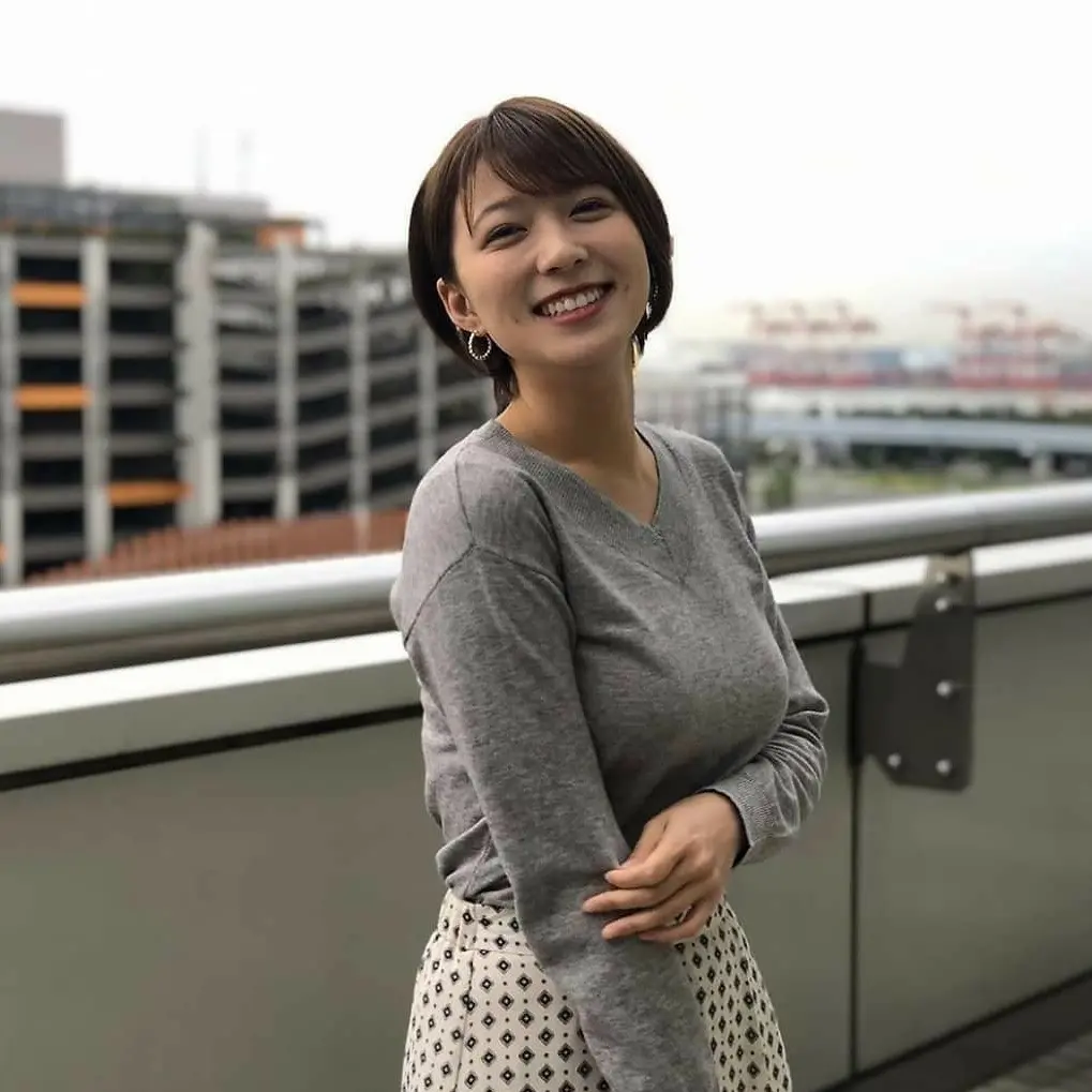 服の上からでもはっきり分かる巨乳女子アナ画像【着衣おっぱい】109枚023