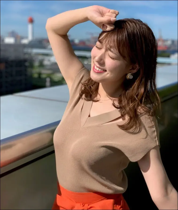 服の上からでもはっきり分かる巨乳女子アナ画像【着衣おっぱい】109枚024