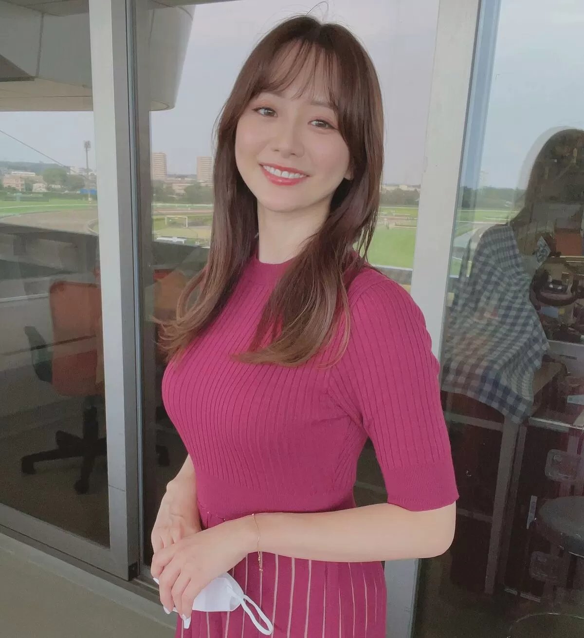 服の上からでもはっきり分かる巨乳女子アナ画像【着衣おっぱい】109枚059