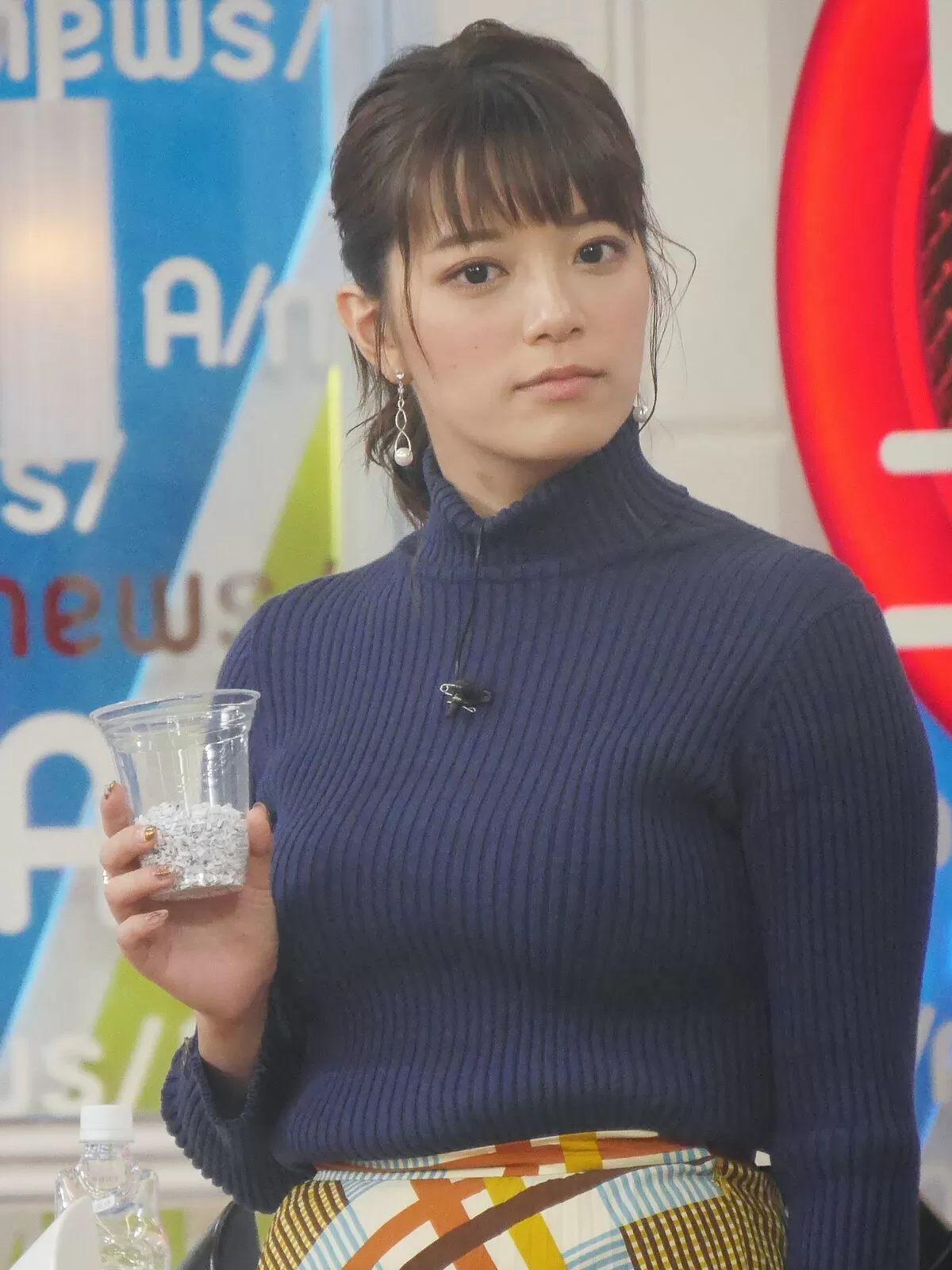 服の上からでもはっきり分かる巨乳女子アナ画像【着衣おっぱい】109枚068