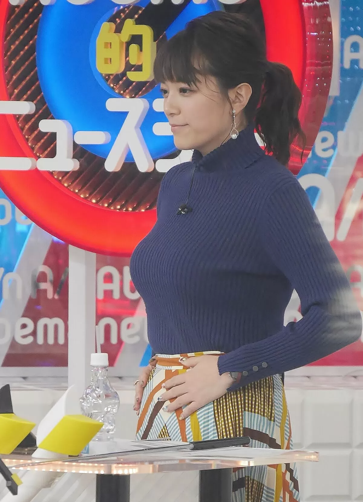 服の上からでもはっきり分かる巨乳女子アナ画像【着衣おっぱい】109枚071