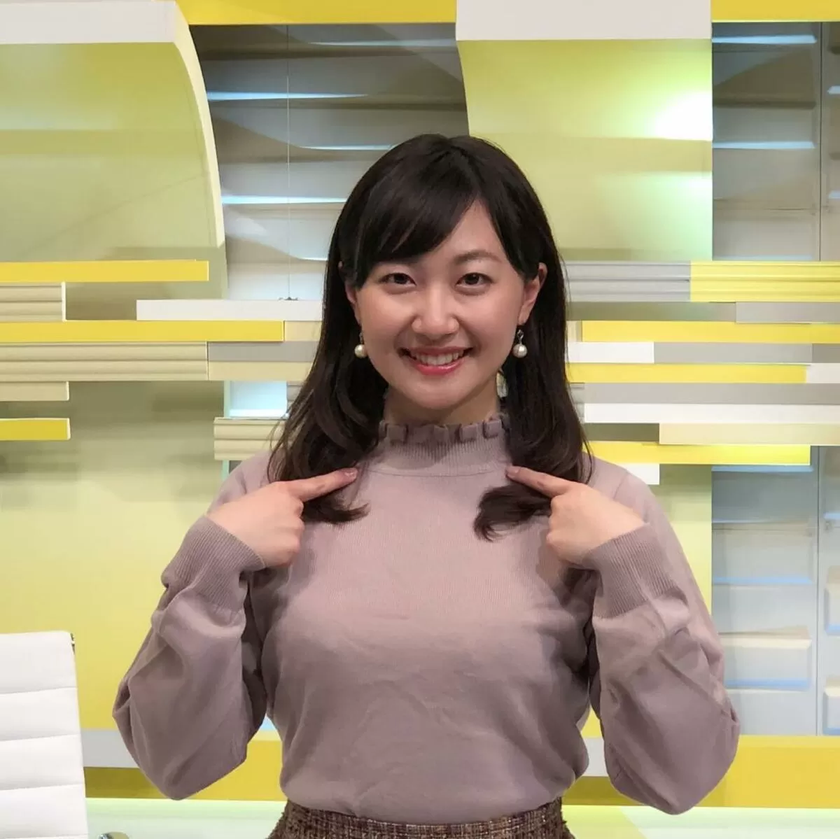 服の上からでもはっきり分かる巨乳女子アナ画像【着衣おっぱい】109枚081