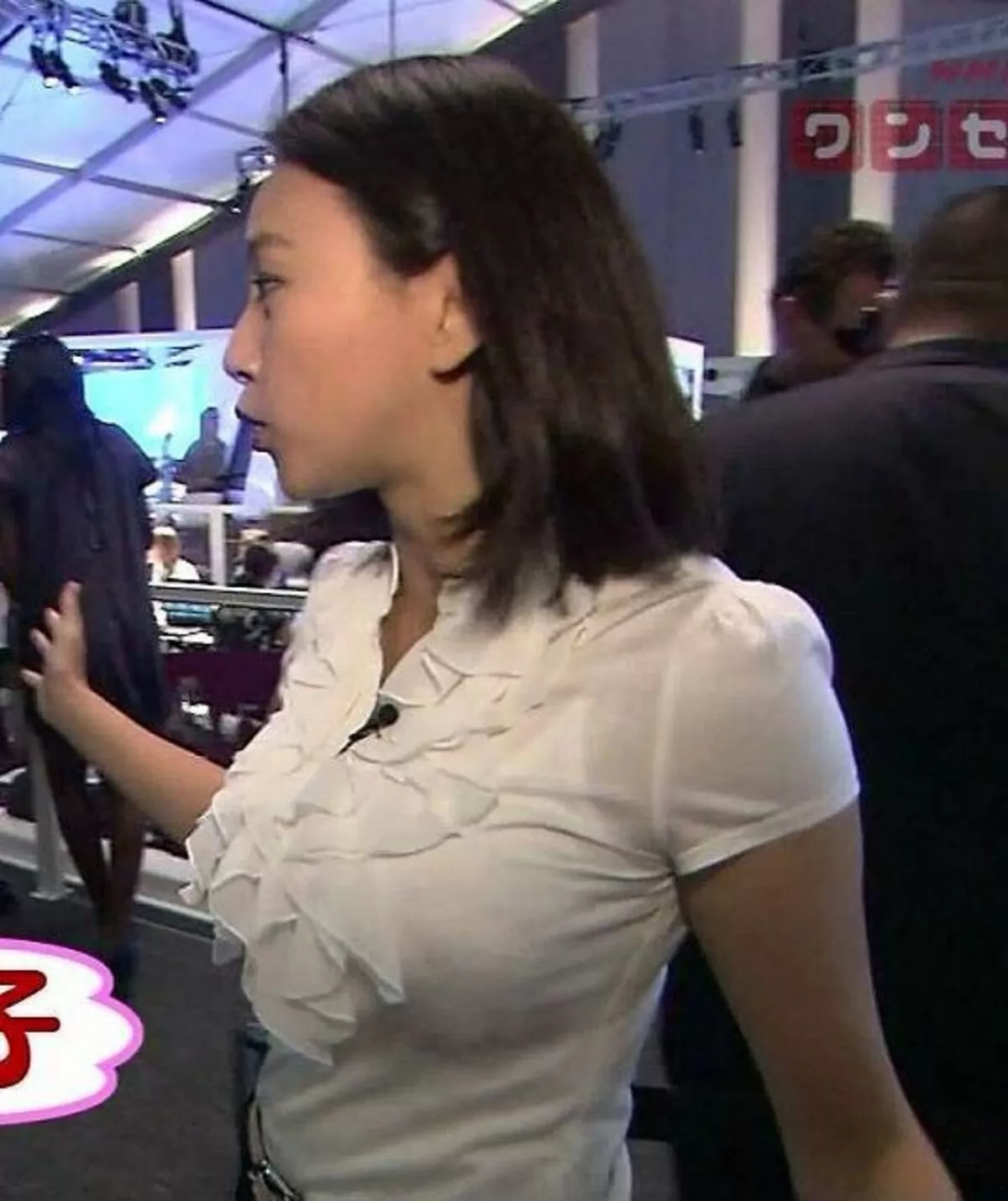 服の上からでもはっきり分かる巨乳女子アナ画像【着衣おっぱい】109枚091