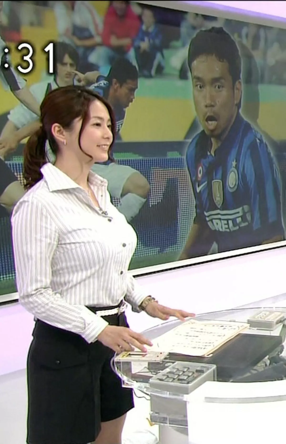 服の上からでもはっきり分かる巨乳女子アナ画像【着衣おっぱい】109枚097