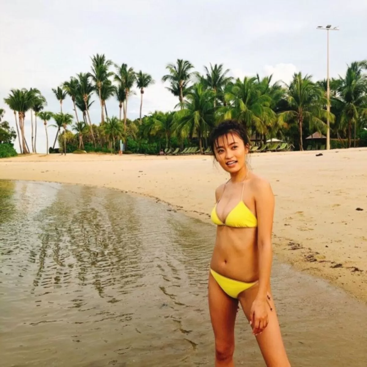 小島瑠璃子さんが「痩せすぎ」か水着で確かめよう!!013