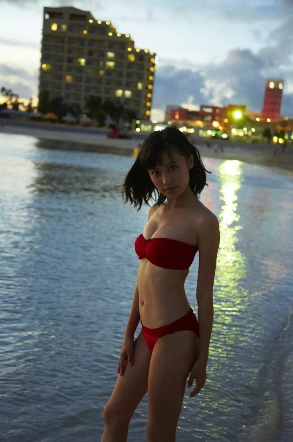 小島瑠璃子さんが「痩せすぎ」か水着で確かめよう!!022