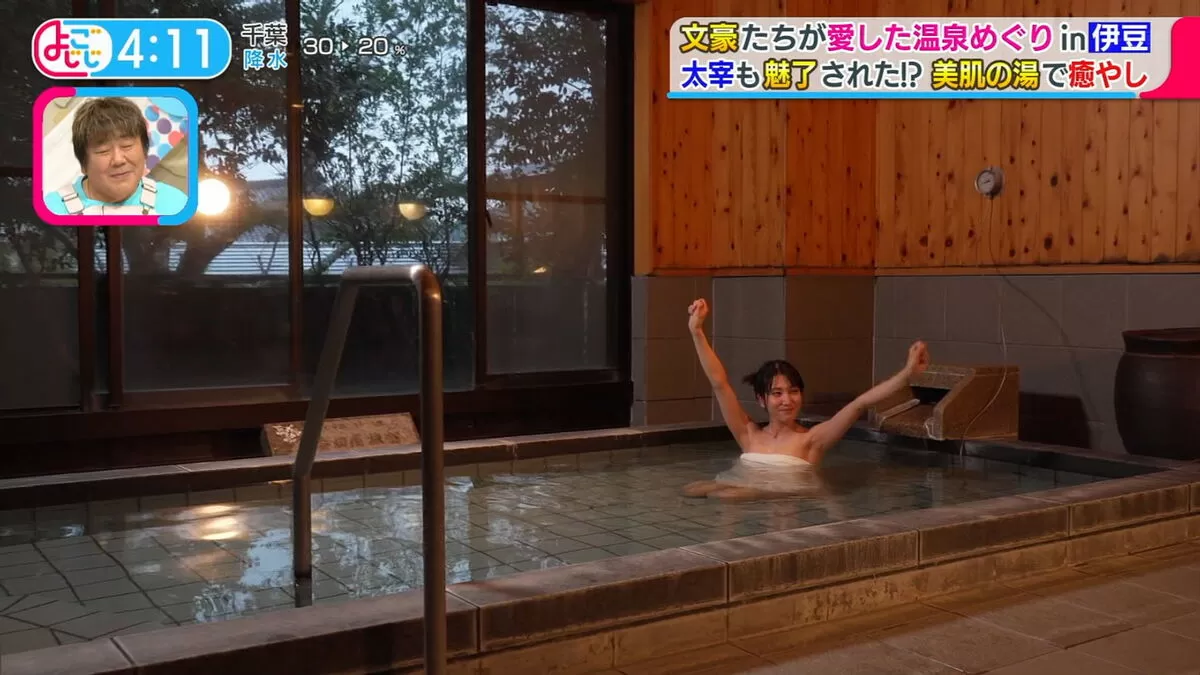 【画像】温泉ロケでこれは反則…佐藤あかりの濡れ谷間に視線が吸い寄せられる011