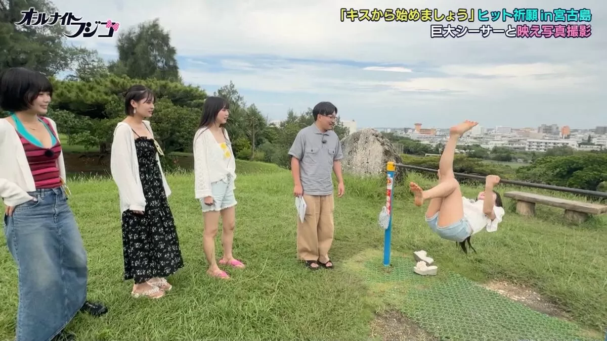 【画像】これは見えすぎ注意…沖玲萌の逆上がり水着ショーパンが限界ギリギリ006
