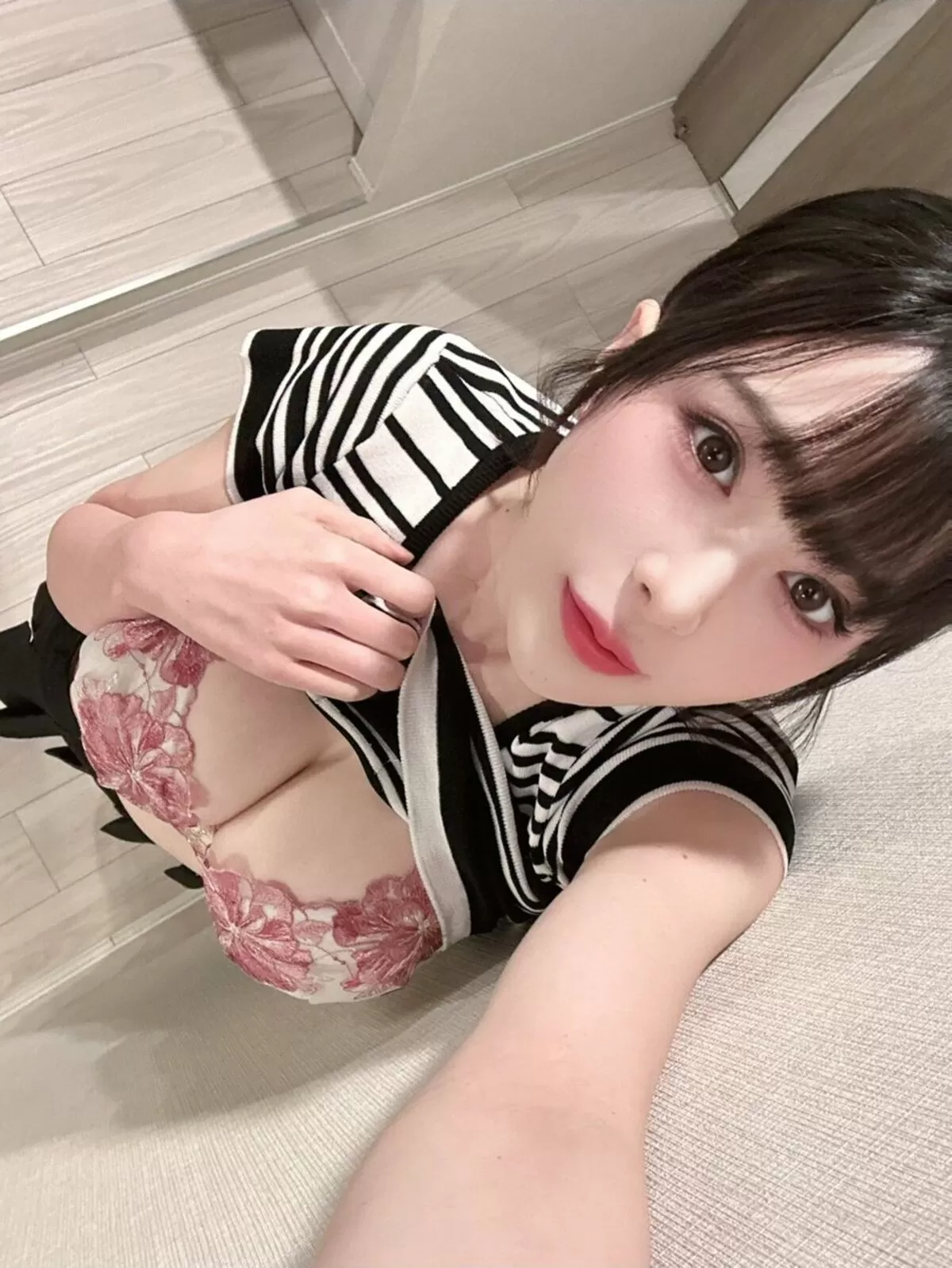 デカ乳ブラジャーエロ画像009