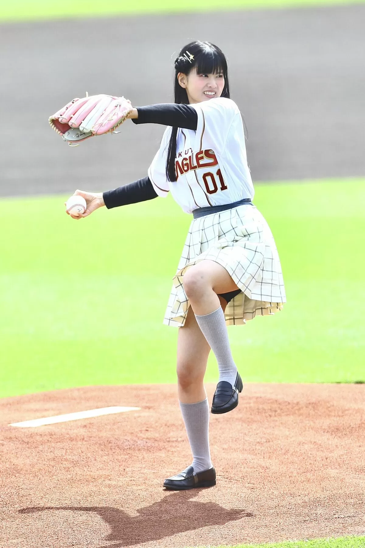 【画像】楽天始球式で虹ヶ咲声優・大西亜玖璃&相良茉優が大胆見せパン全開!スカートから覗くパンツにファン大興奮001