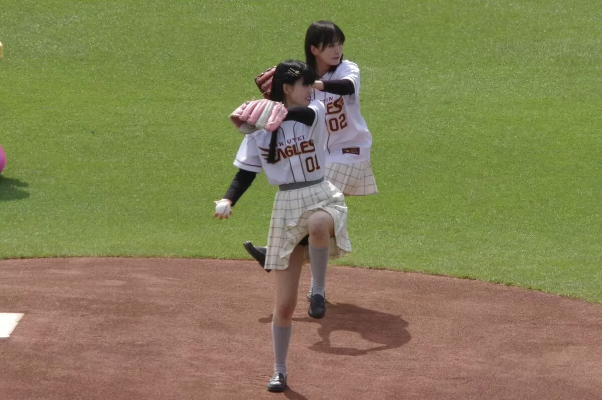 【画像】楽天始球式で虹ヶ咲声優・大西亜玖璃&相良茉優が大胆見せパン全開!スカートから覗くパンツにファン大興奮008