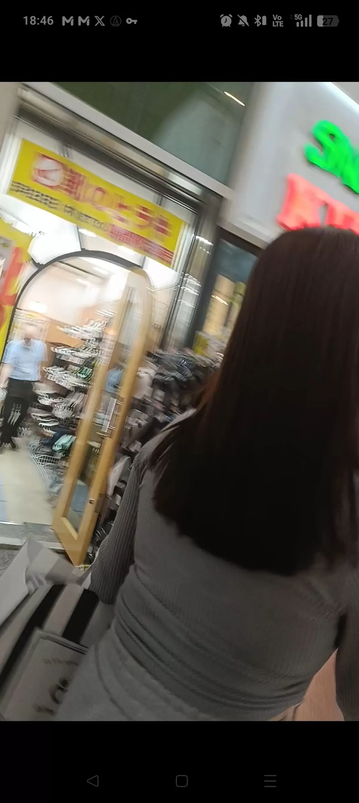 【画像】街中センター街を歩く恵体爆乳女子を発見!歩くだけで激しく揺れる規格外の巨乳に通行人釘付けの神ボディ001