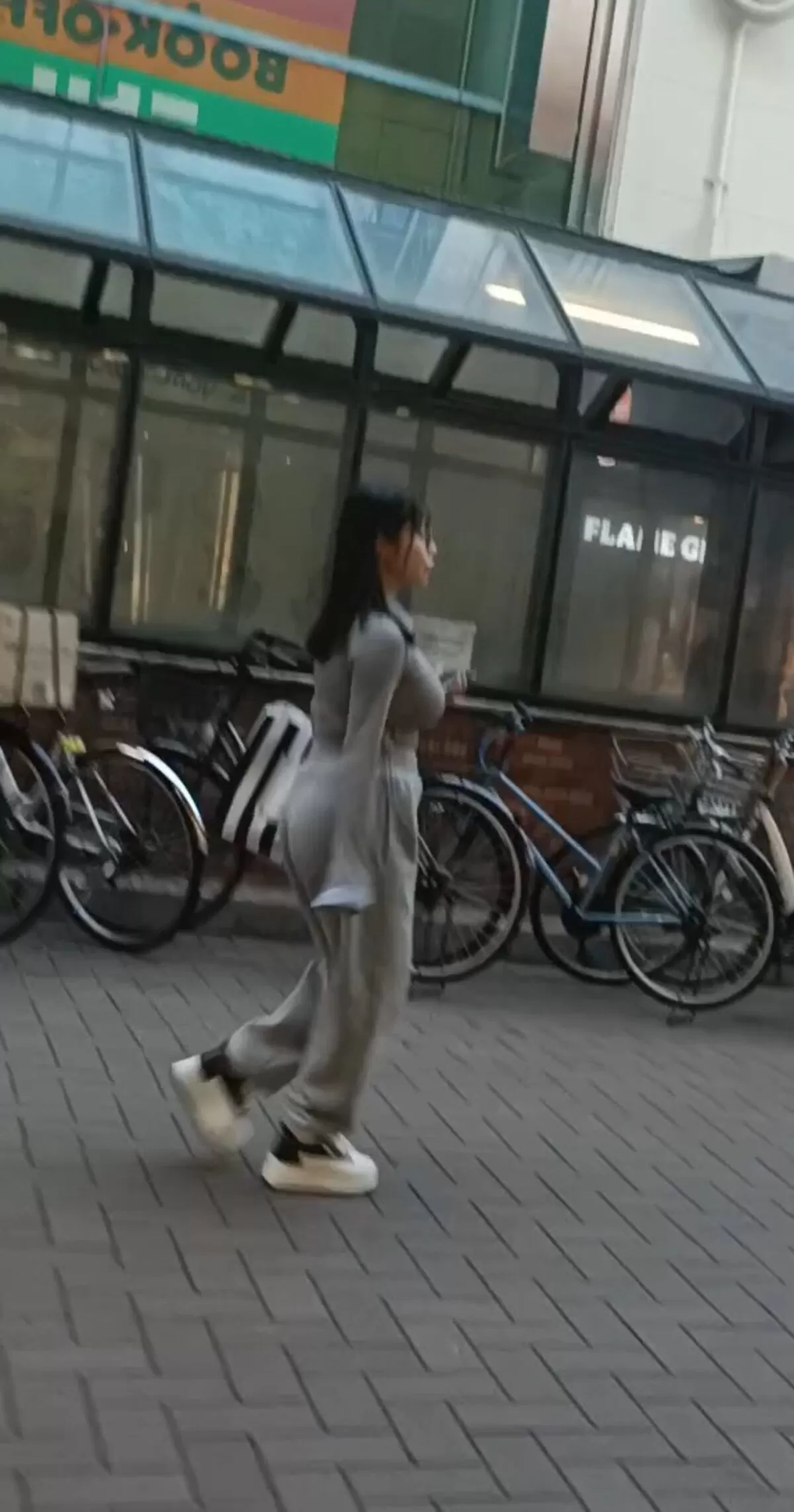 【画像】街中センター街を歩く恵体爆乳女子を発見!歩くだけで激しく揺れる規格外の巨乳に通行人釘付けの神ボディ004