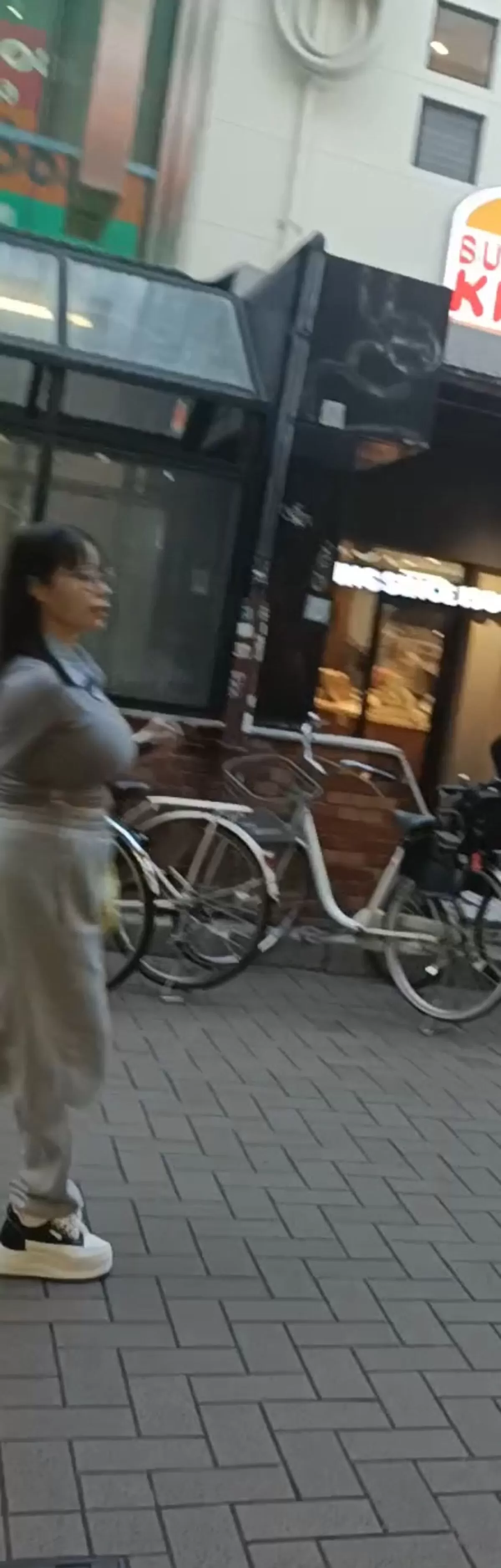【画像】街中センター街を歩く恵体爆乳女子を発見!歩くだけで激しく揺れる規格外の巨乳に通行人釘付けの神ボディ005