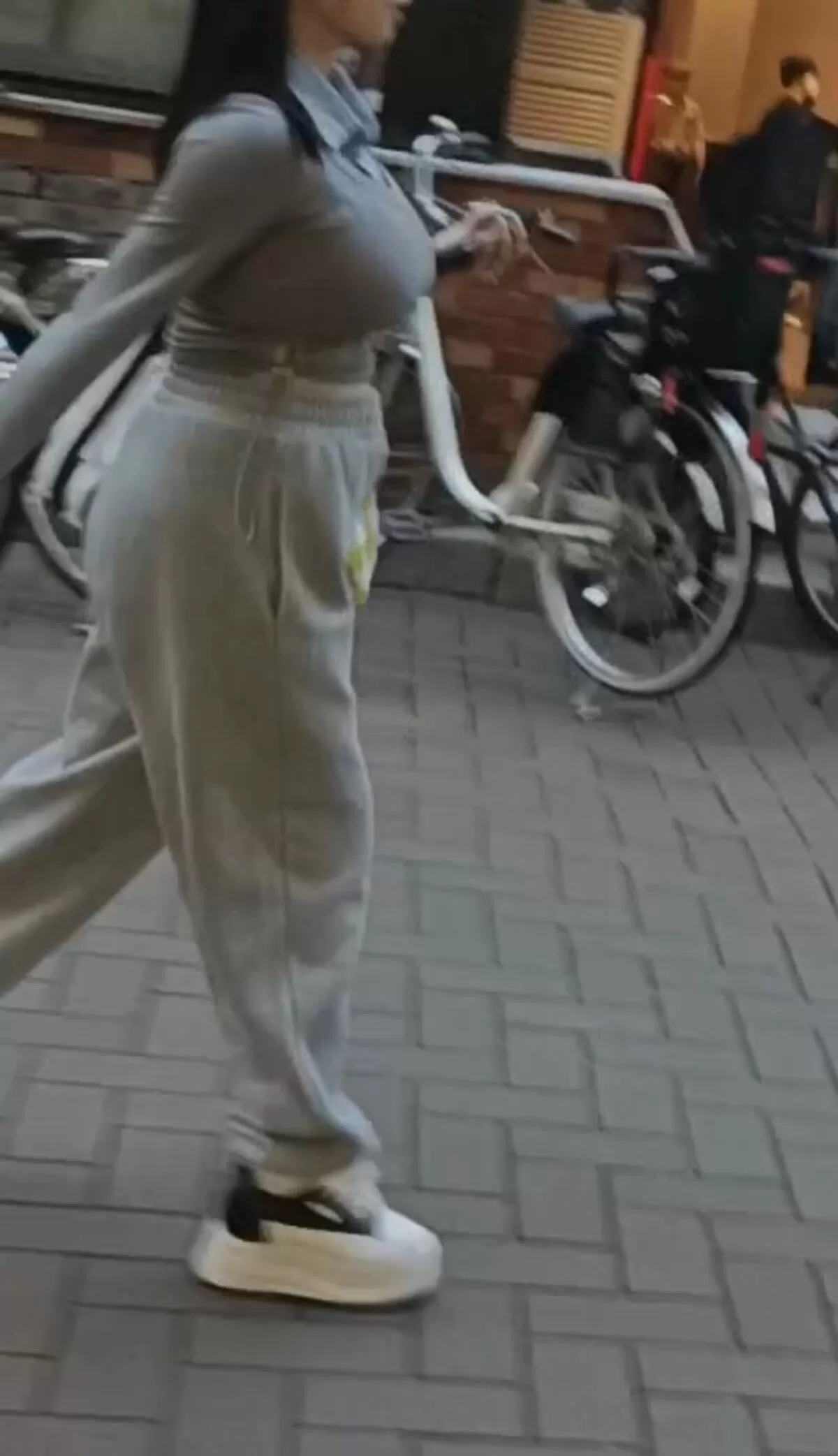 【画像】街中センター街を歩く恵体爆乳女子を発見!歩くだけで激しく揺れる規格外の巨乳に通行人釘付けの神ボディ006