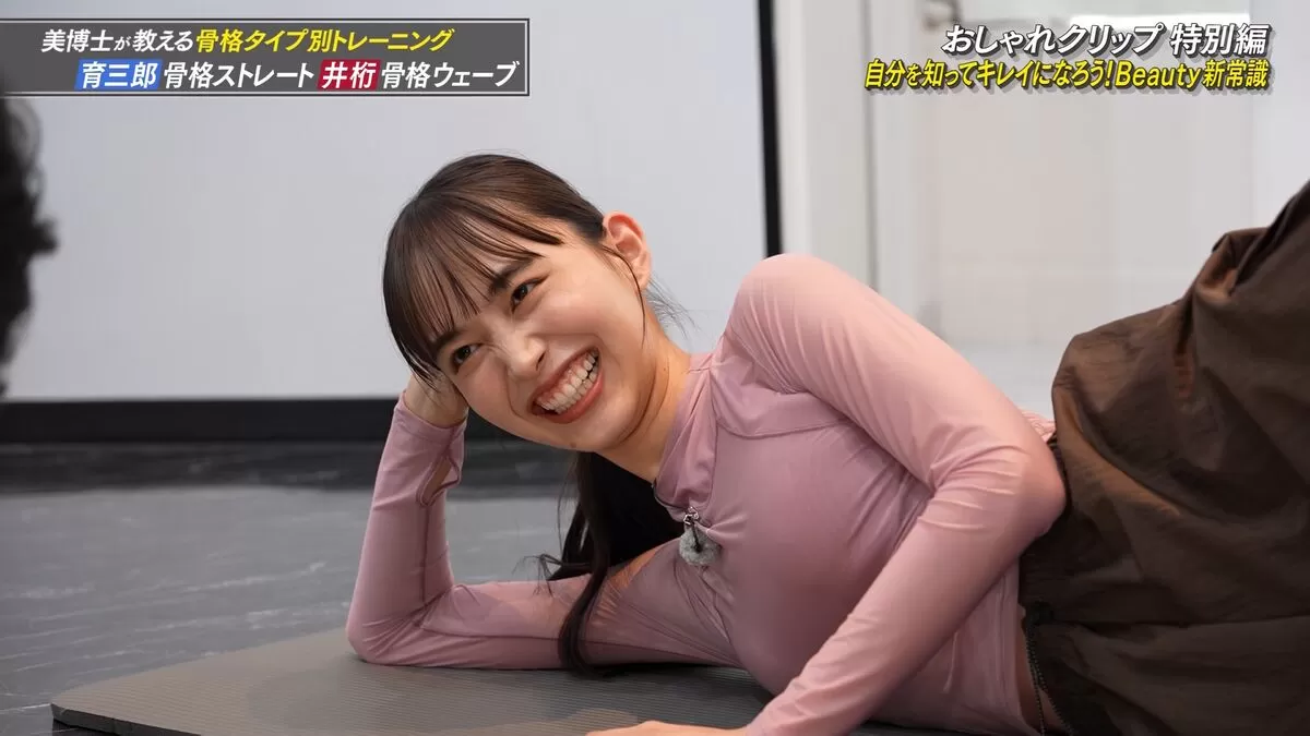 【画像】モデル井桁弘恵がおしゃれクリップでエロいパツパツ着衣おっぱいを大胆晒し!タイトすぎる衣装に押し込まれたおっぱいが強調されまくり009