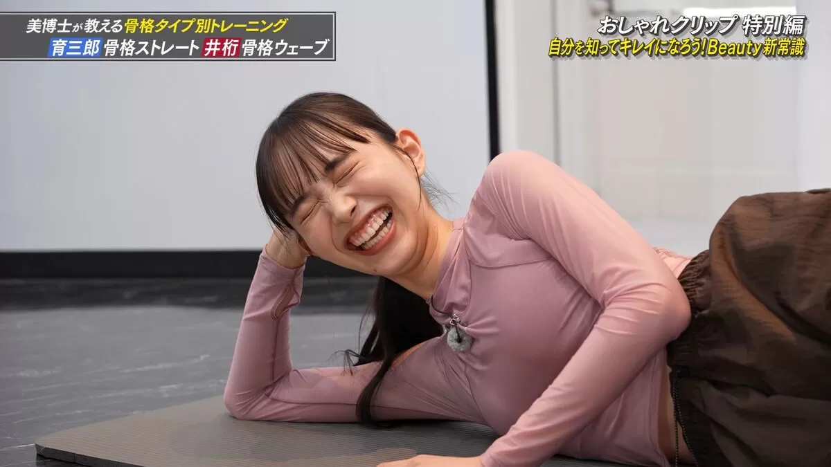 【画像】モデル井桁弘恵がおしゃれクリップでエロいパツパツ着衣おっぱいを大胆晒し!タイトすぎる衣装に押し込まれたおっぱいが強調されまくり010