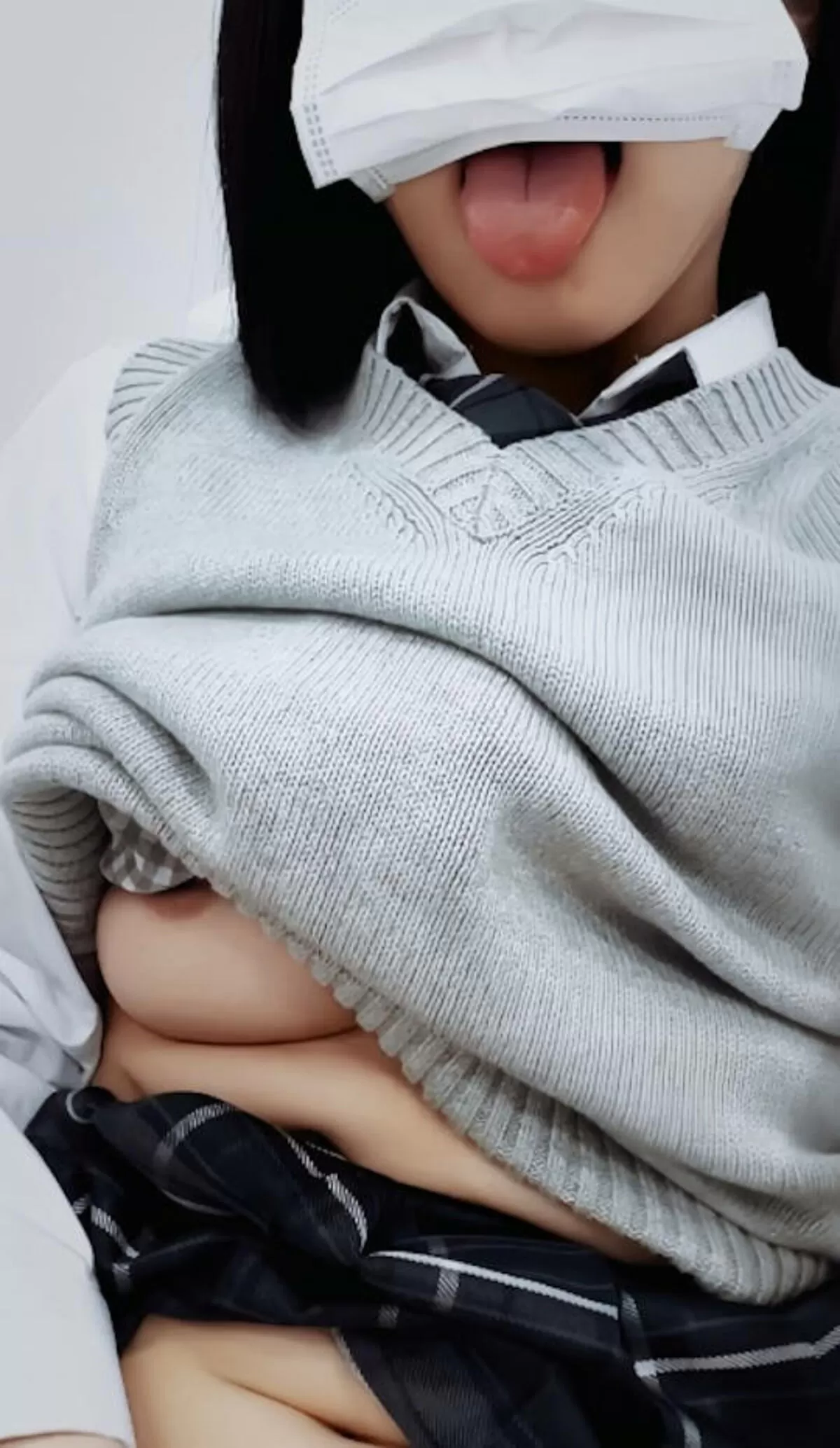 制服姿でエロ自撮りする女子校生の若々しいおっぱい画像007
