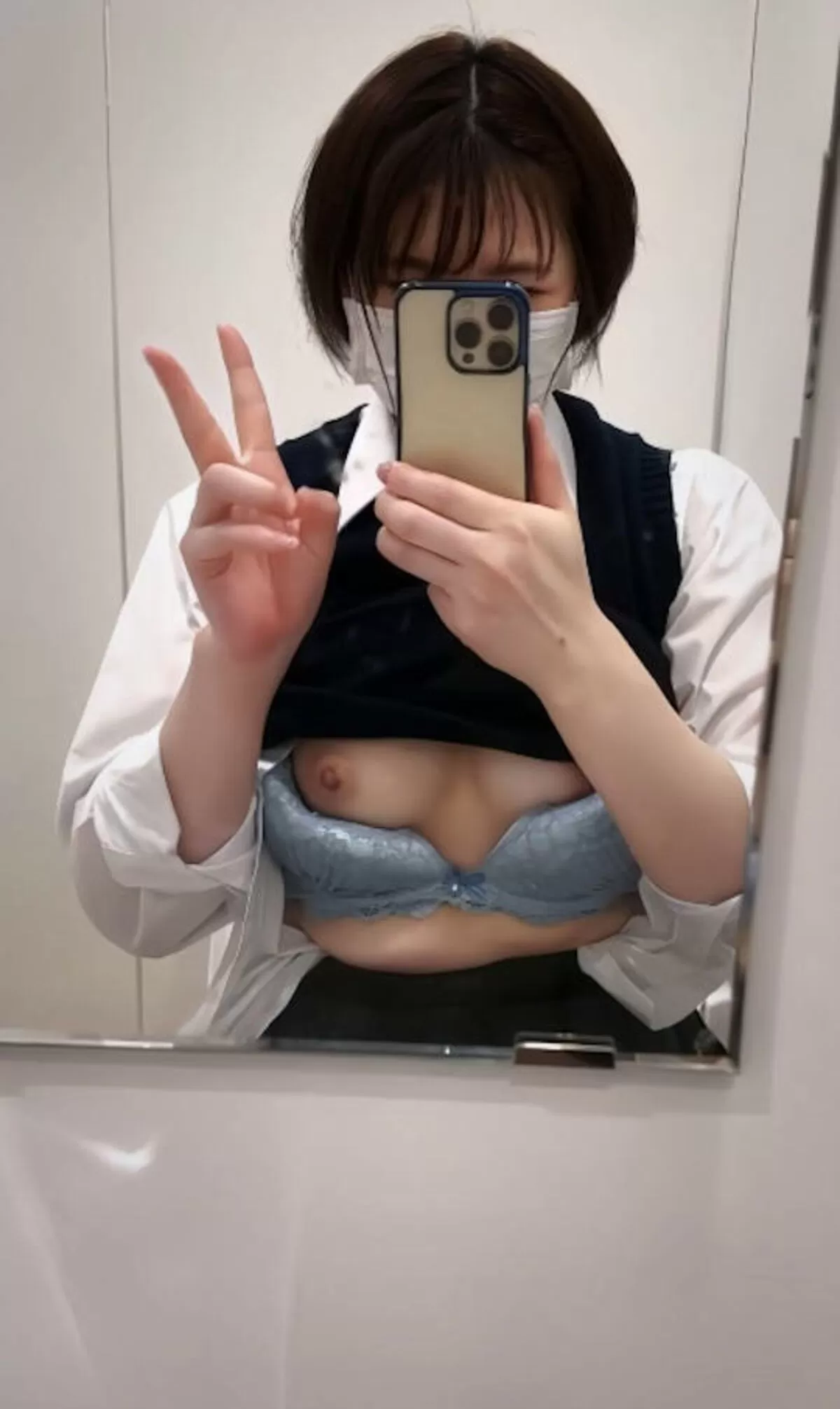 制服姿でエロ自撮りする女子校生の若々しいおっぱい画像011