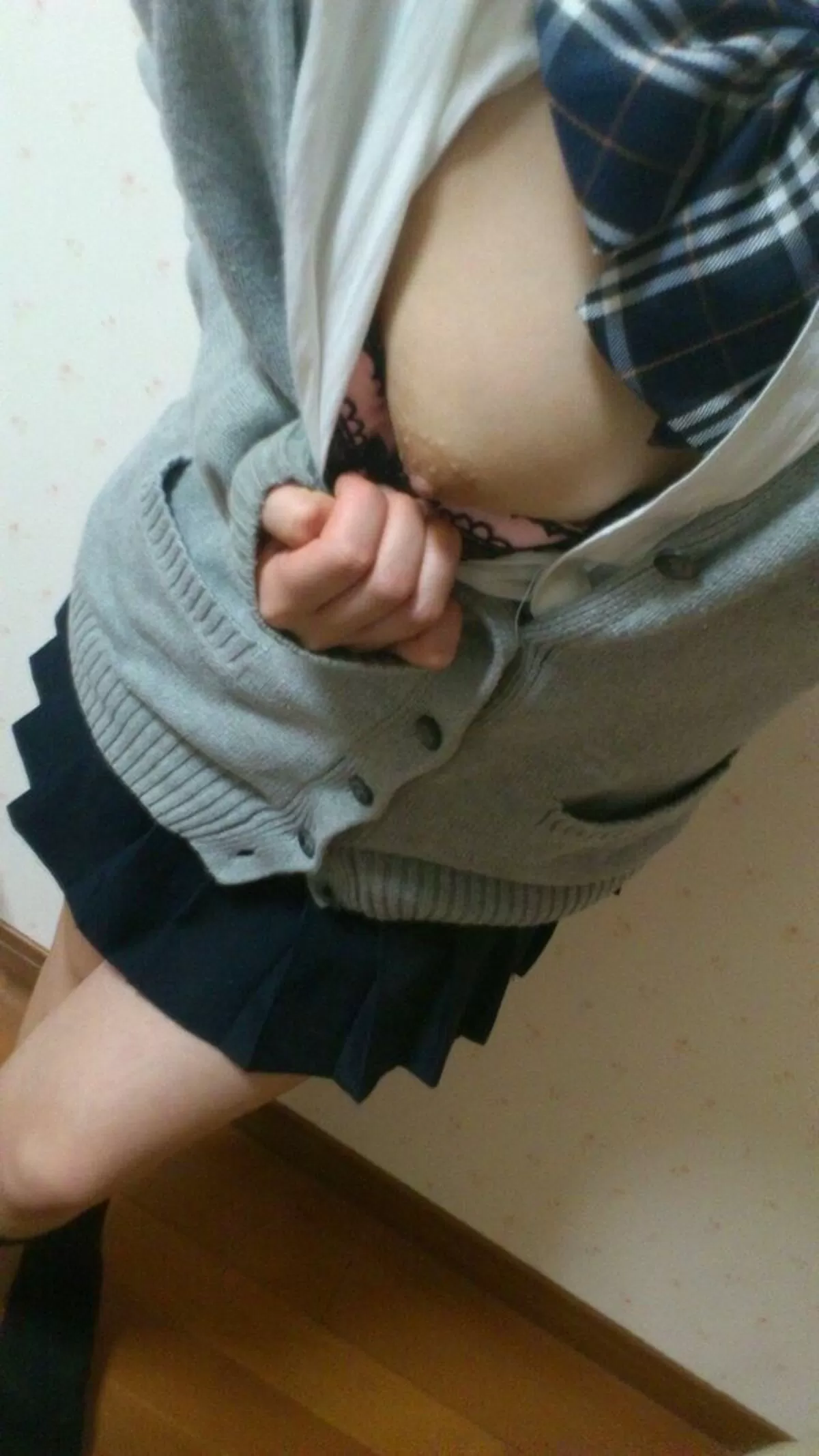 制服姿でエロ自撮りする女子校生の若々しいおっぱい画像024