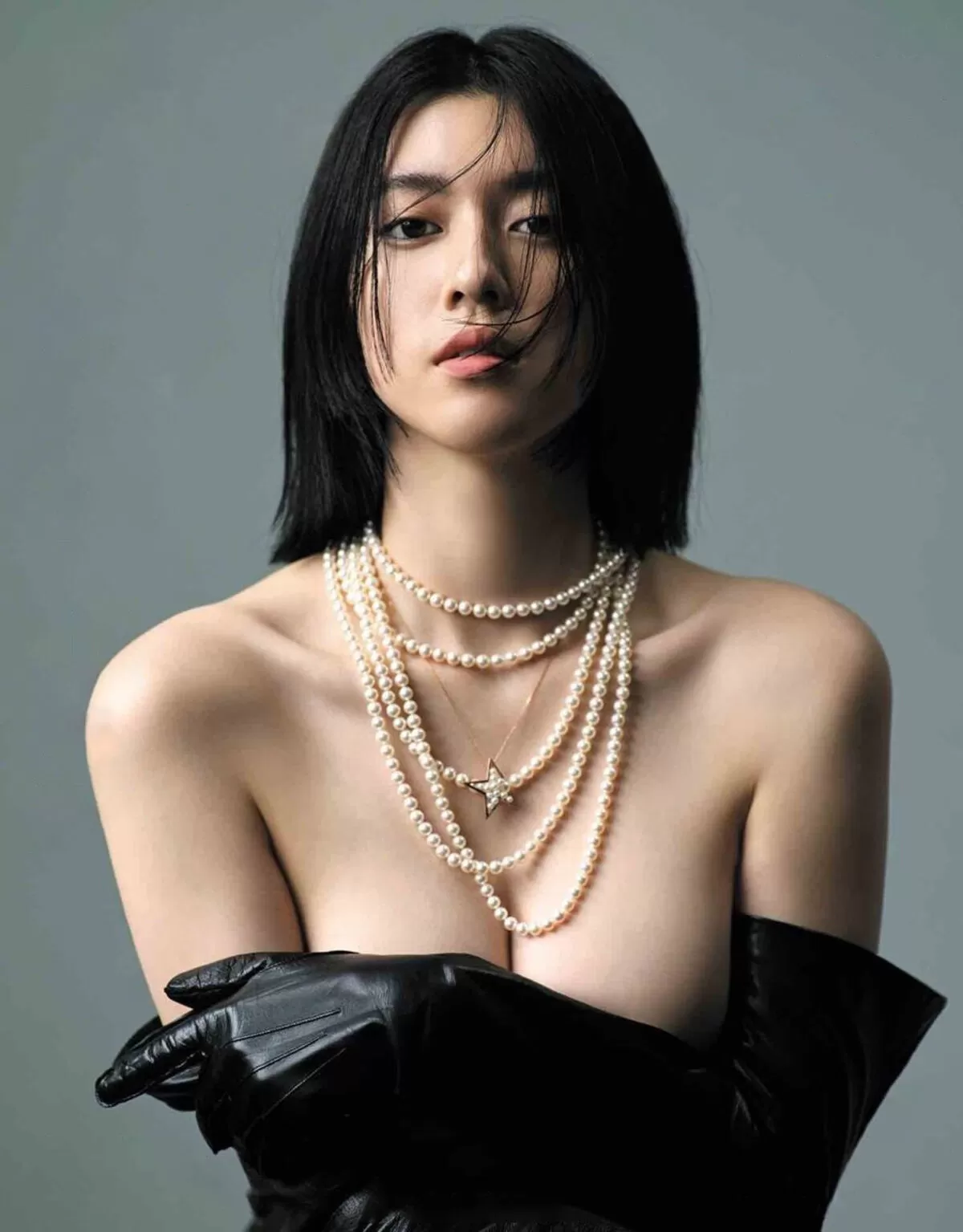 手ブラヌードの写真集をだした芸能人のおっぱい画像集めてみた043