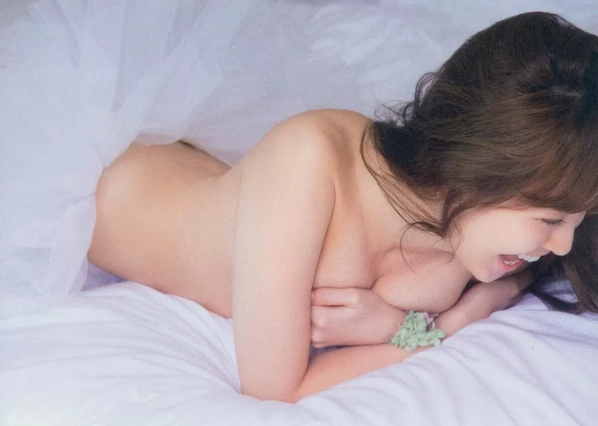 手ブラヌードの写真集をだした芸能人のおっぱい画像集めてみた047
