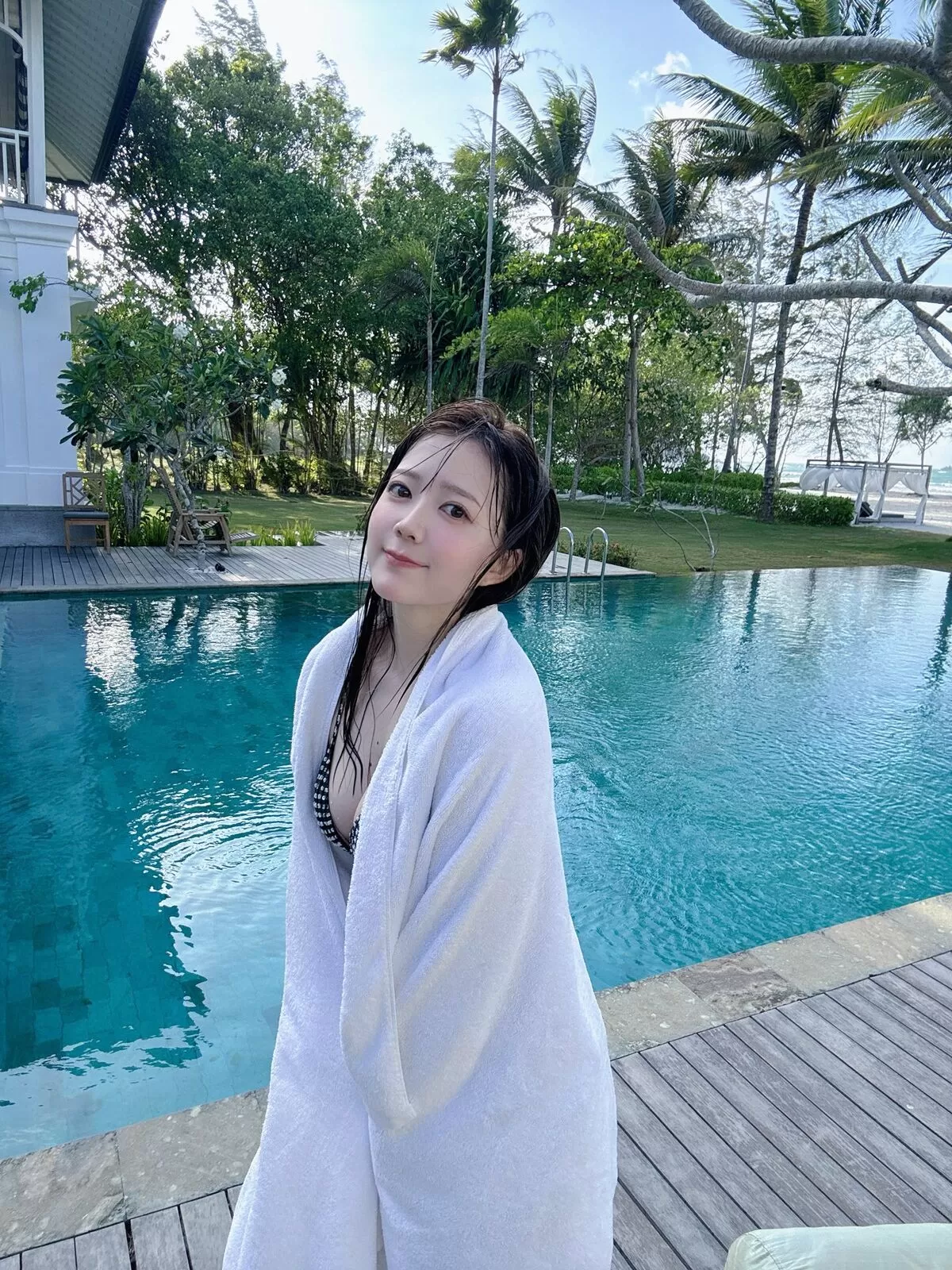 【画像】バントリ声優・伊藤彩沙が水着おっぱいを大胆寄せ上げ超強調！005