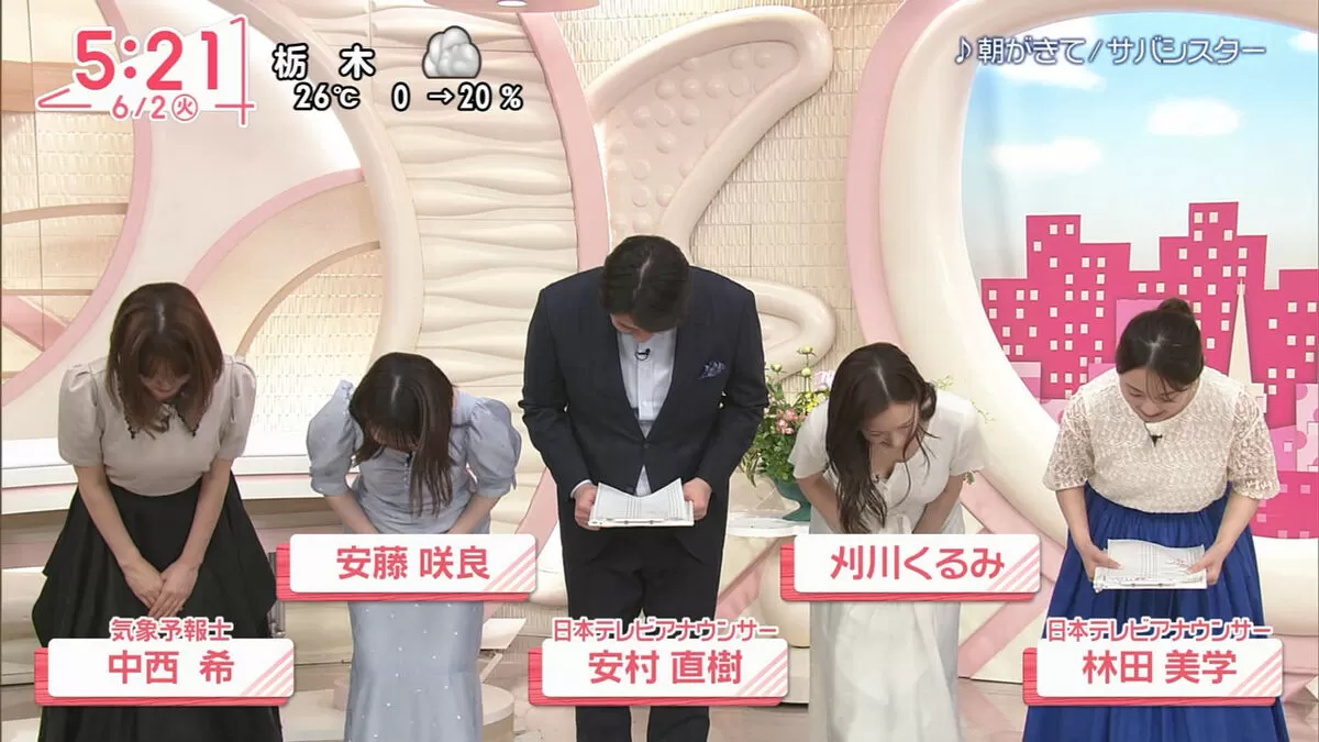 Oha!4で刈川くるみアナが思わぬハプニング!しゃがんでおっぱい谷間を晒す002