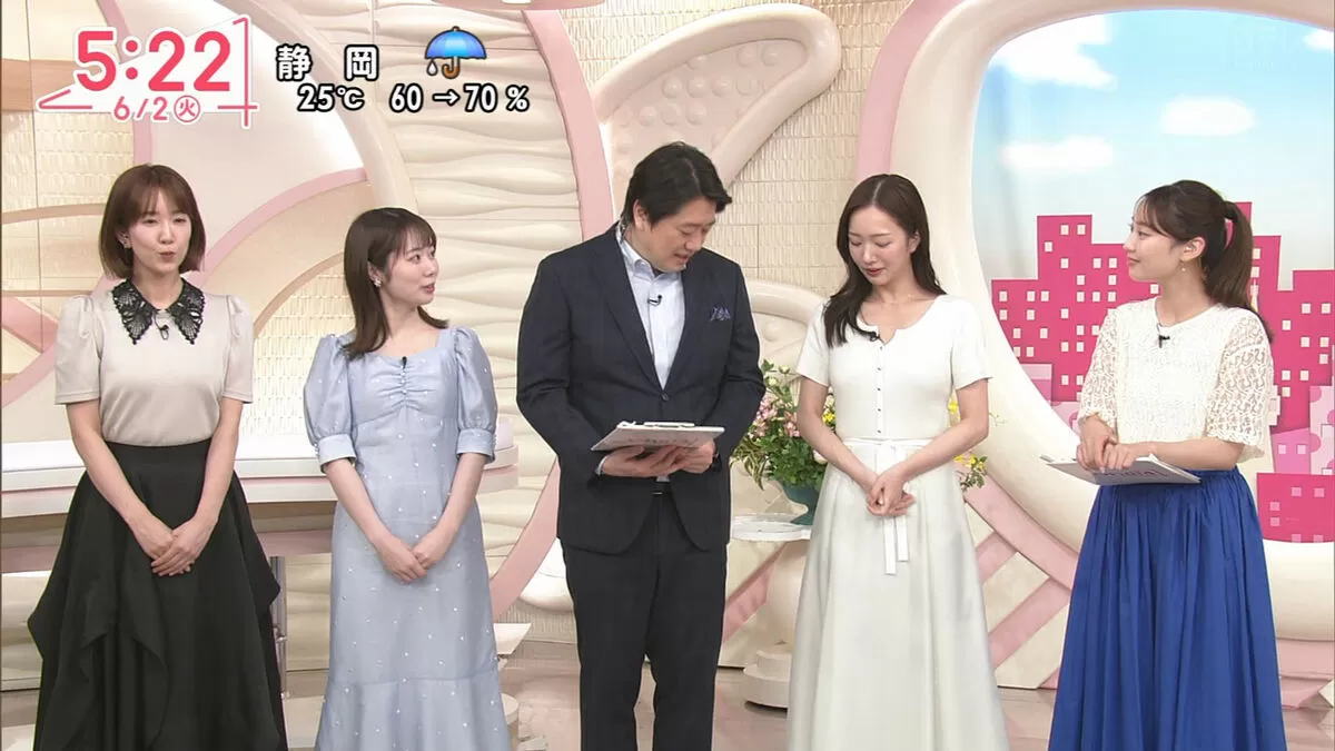 Oha!4で刈川くるみアナが思わぬハプニング!しゃがんでおっぱい谷間を晒す003