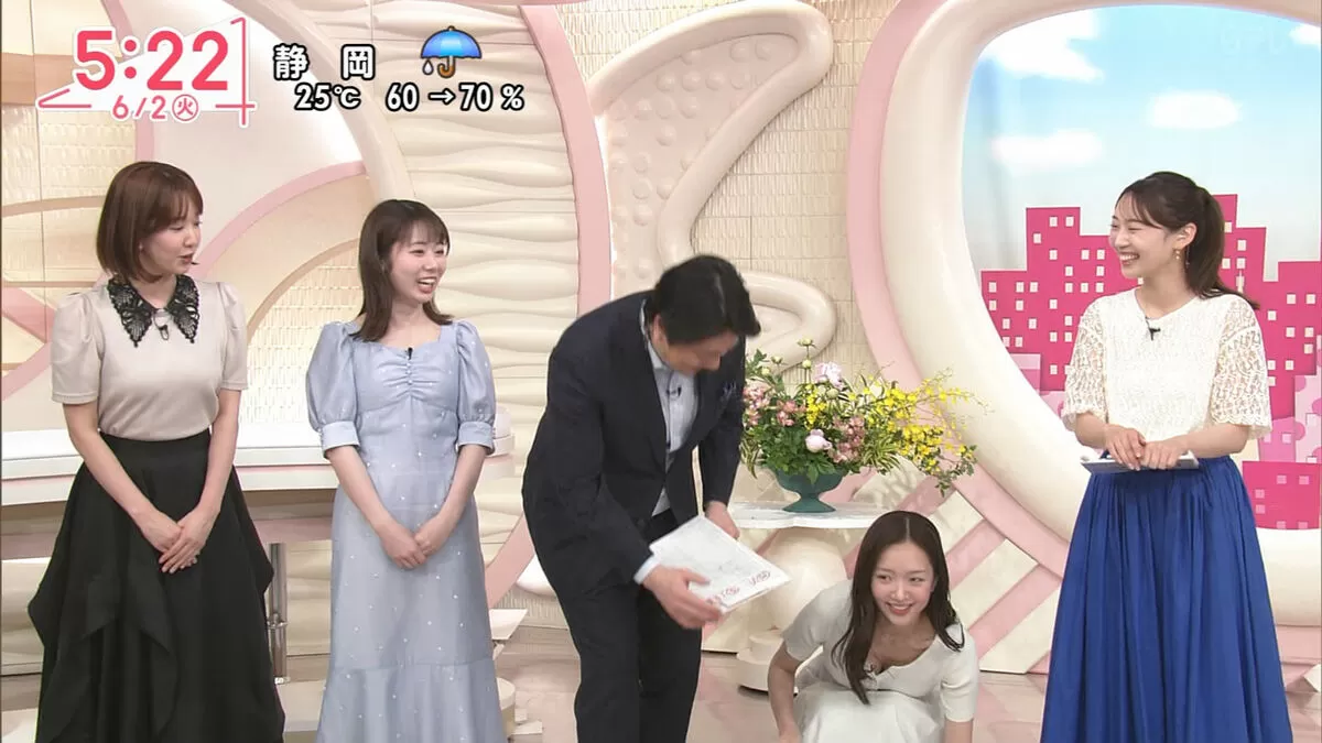 Oha!4で刈川くるみアナが思わぬハプニング!しゃがんでおっぱい谷間を晒す004