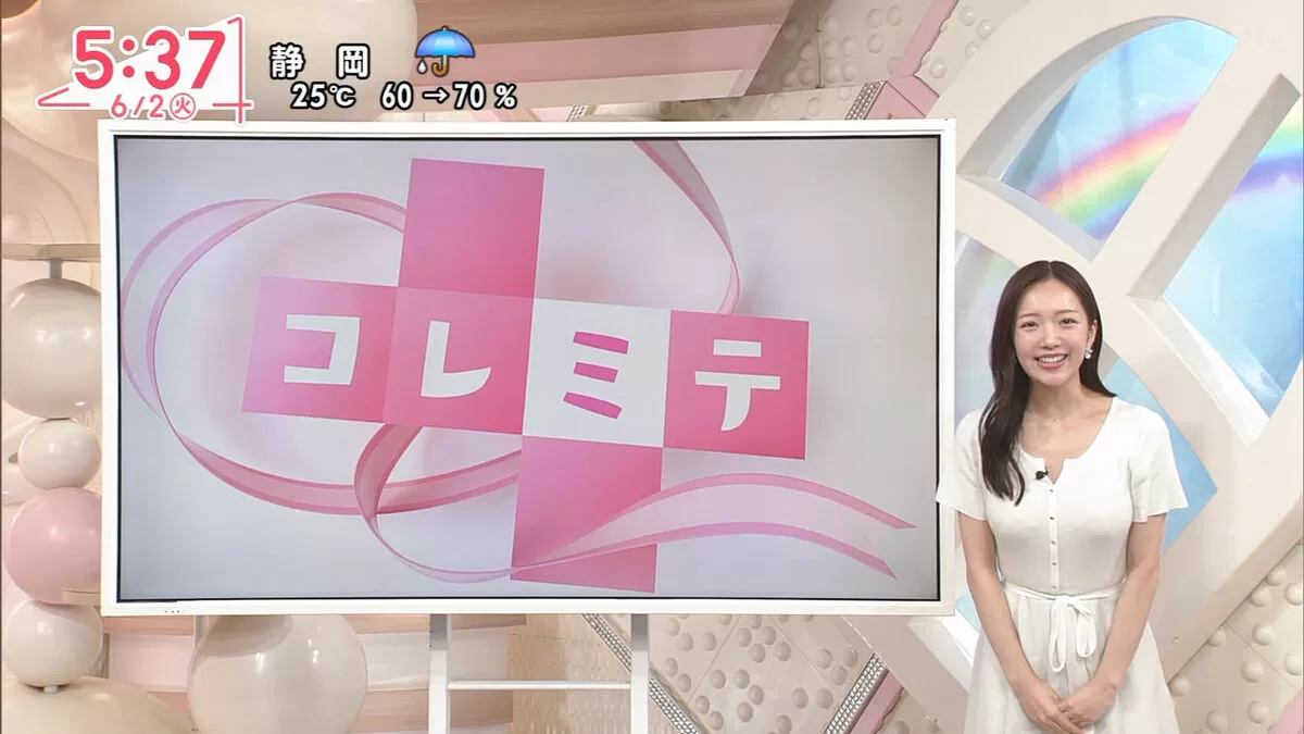 Oha!4で刈川くるみアナが思わぬハプニング!しゃがんでおっぱい谷間を晒す007