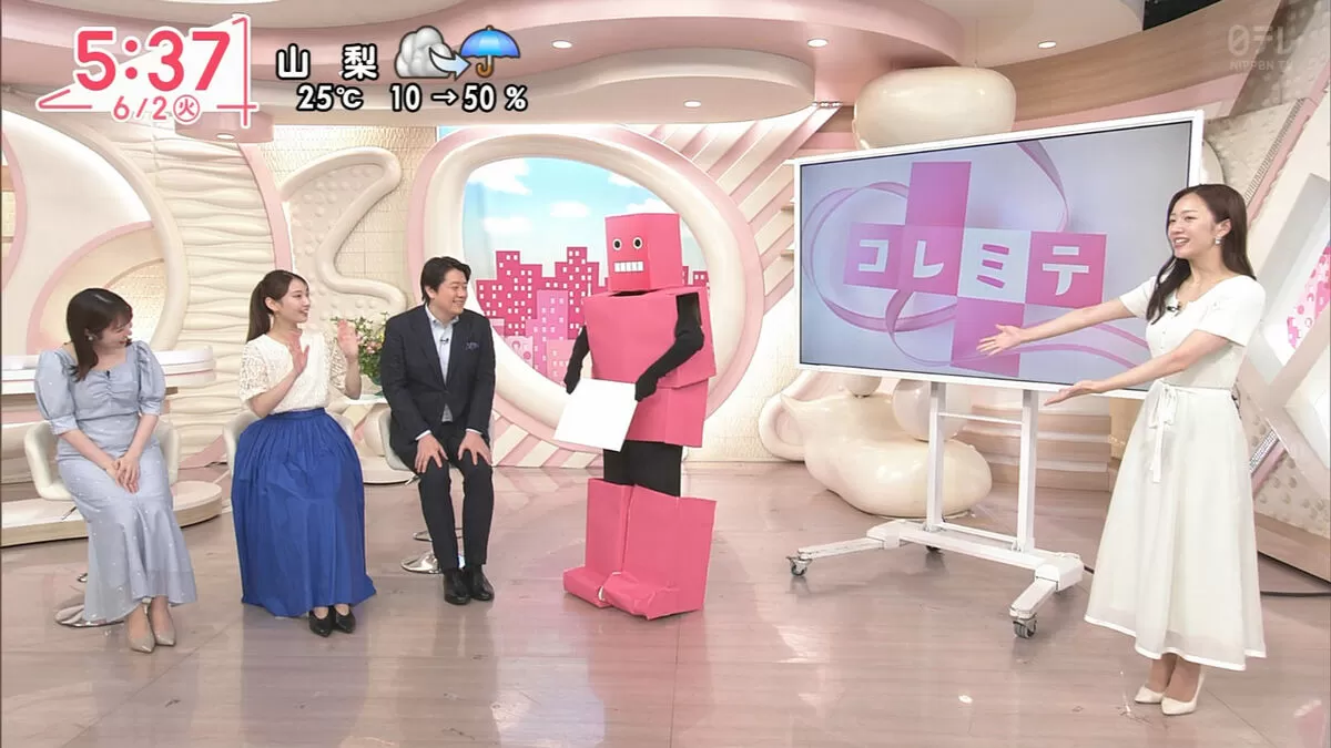 Oha!4で刈川くるみアナが思わぬハプニング!しゃがんでおっぱい谷間を晒す011