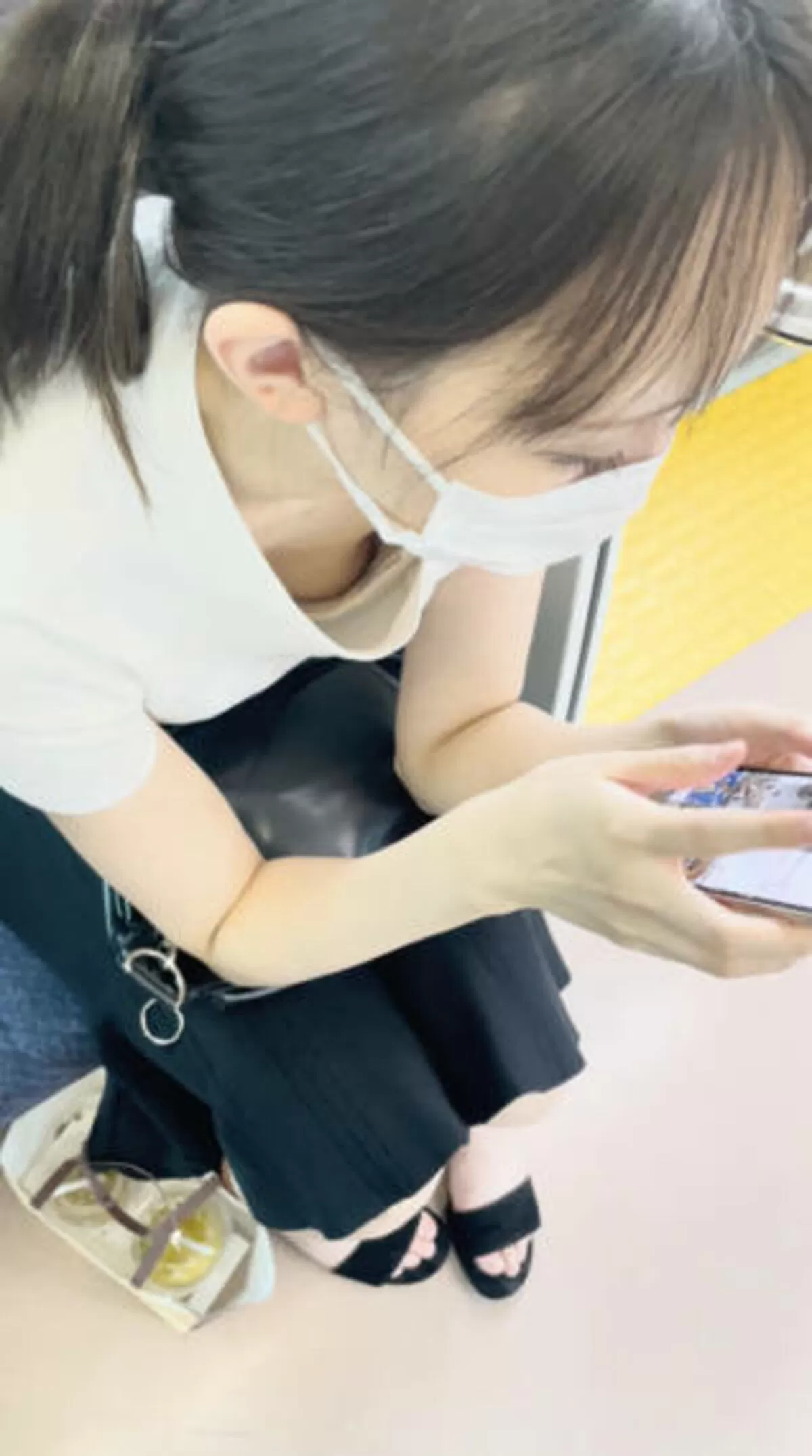電車内胸チラエロ画像020