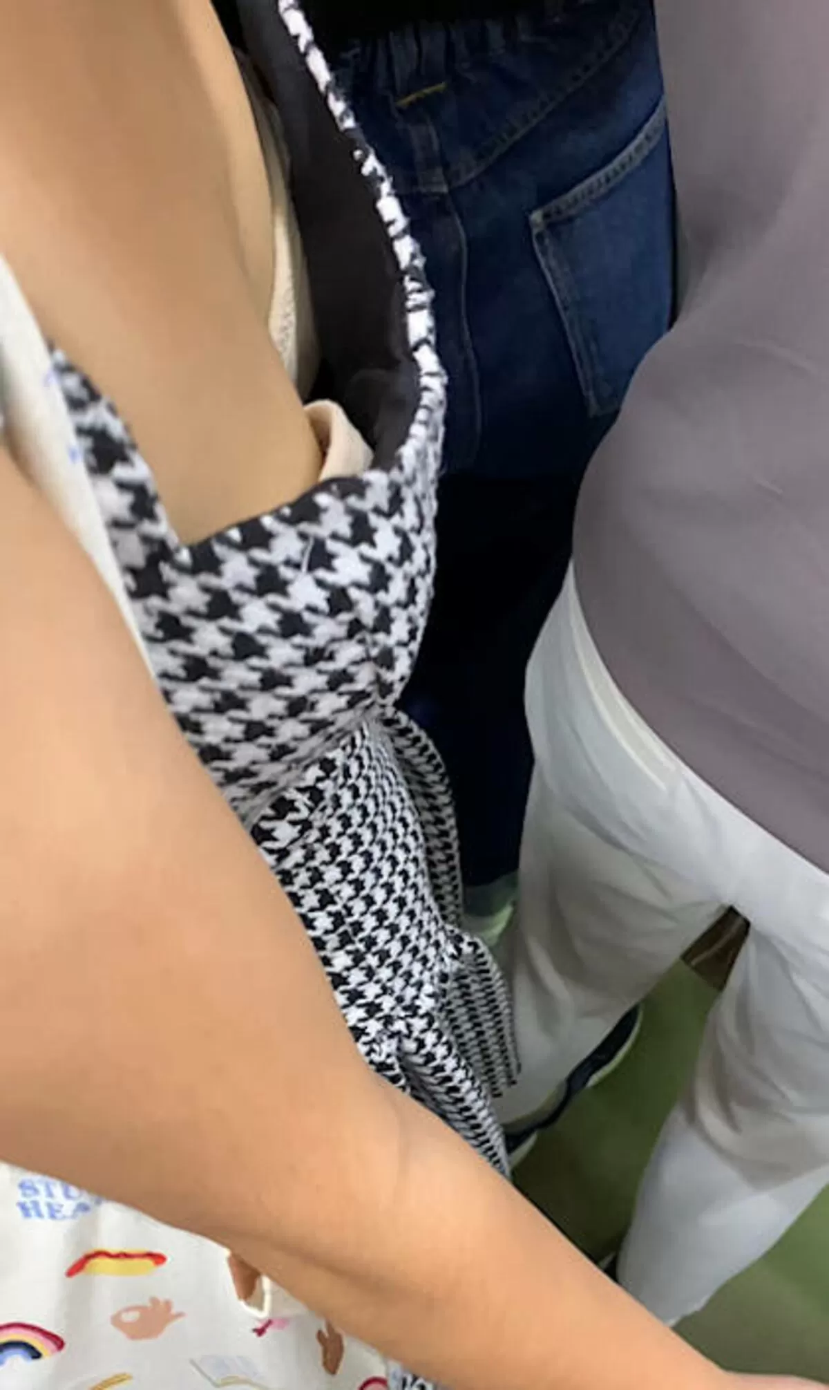 電車内胸チラエロ画像036