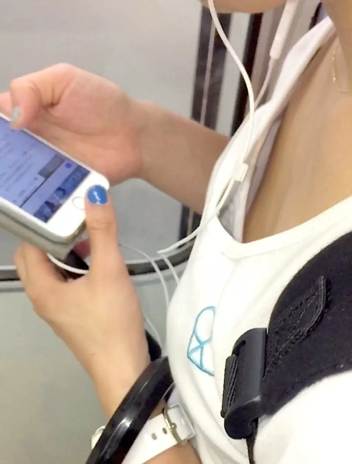 電車内胸チラエロ画像047