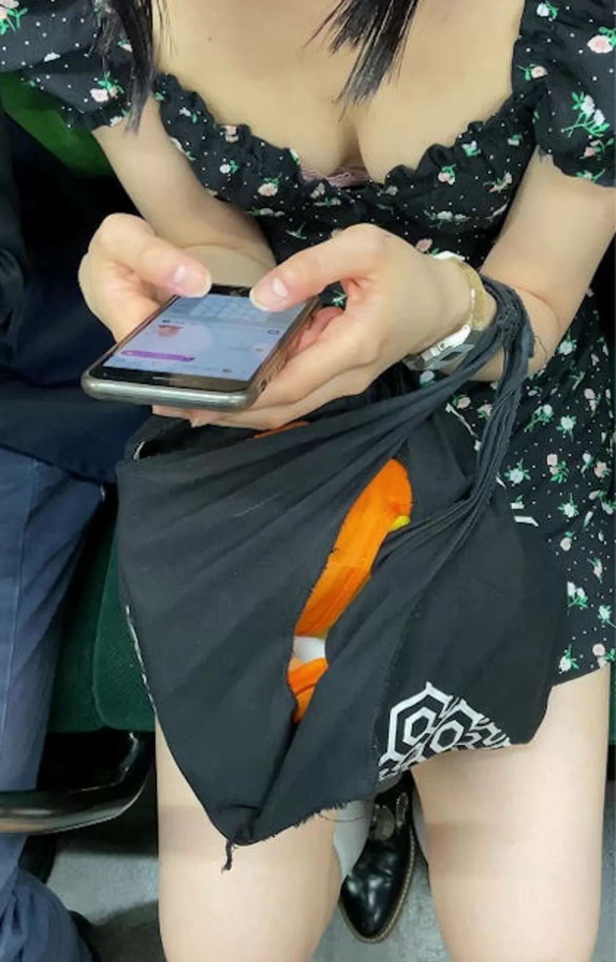 電車内胸チラエロ画像056