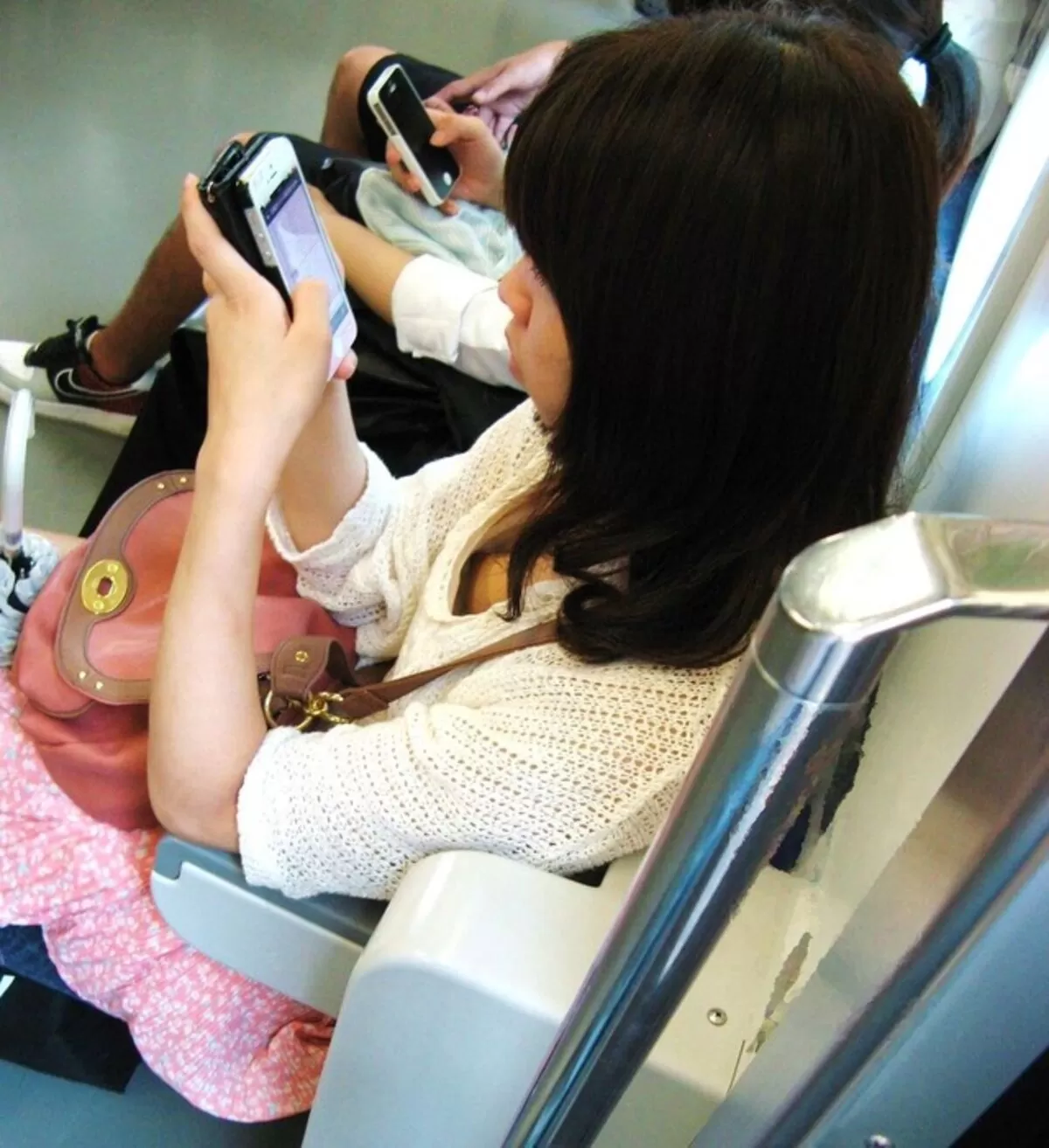 電車内胸チラエロ画像081