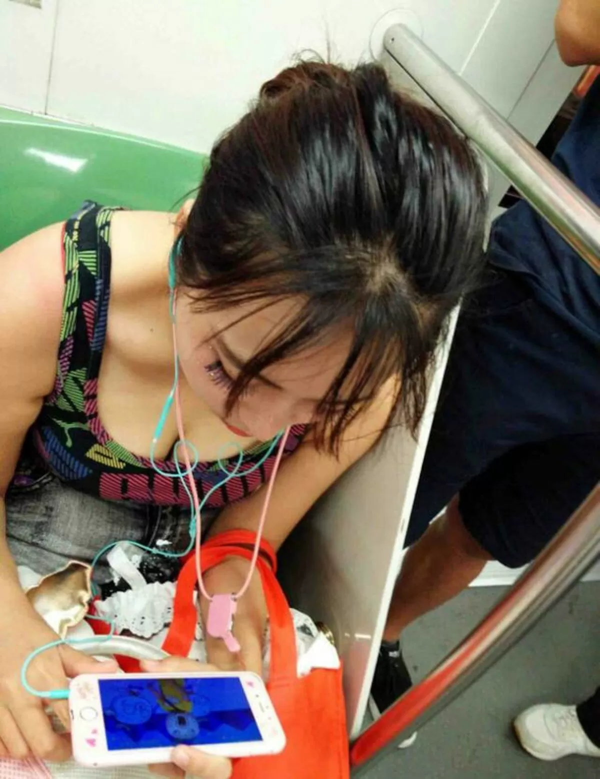 電車内胸チラエロ画像082