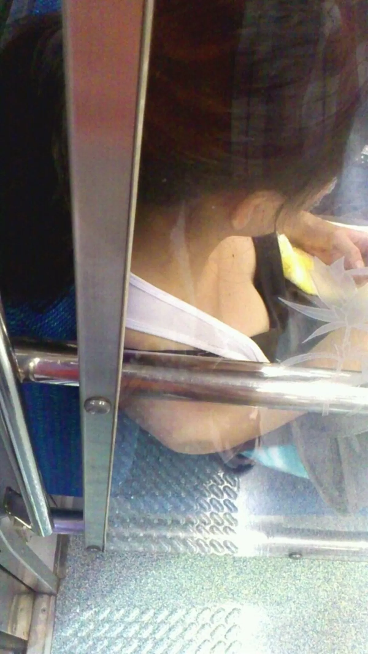 電車内胸チラエロ画像111