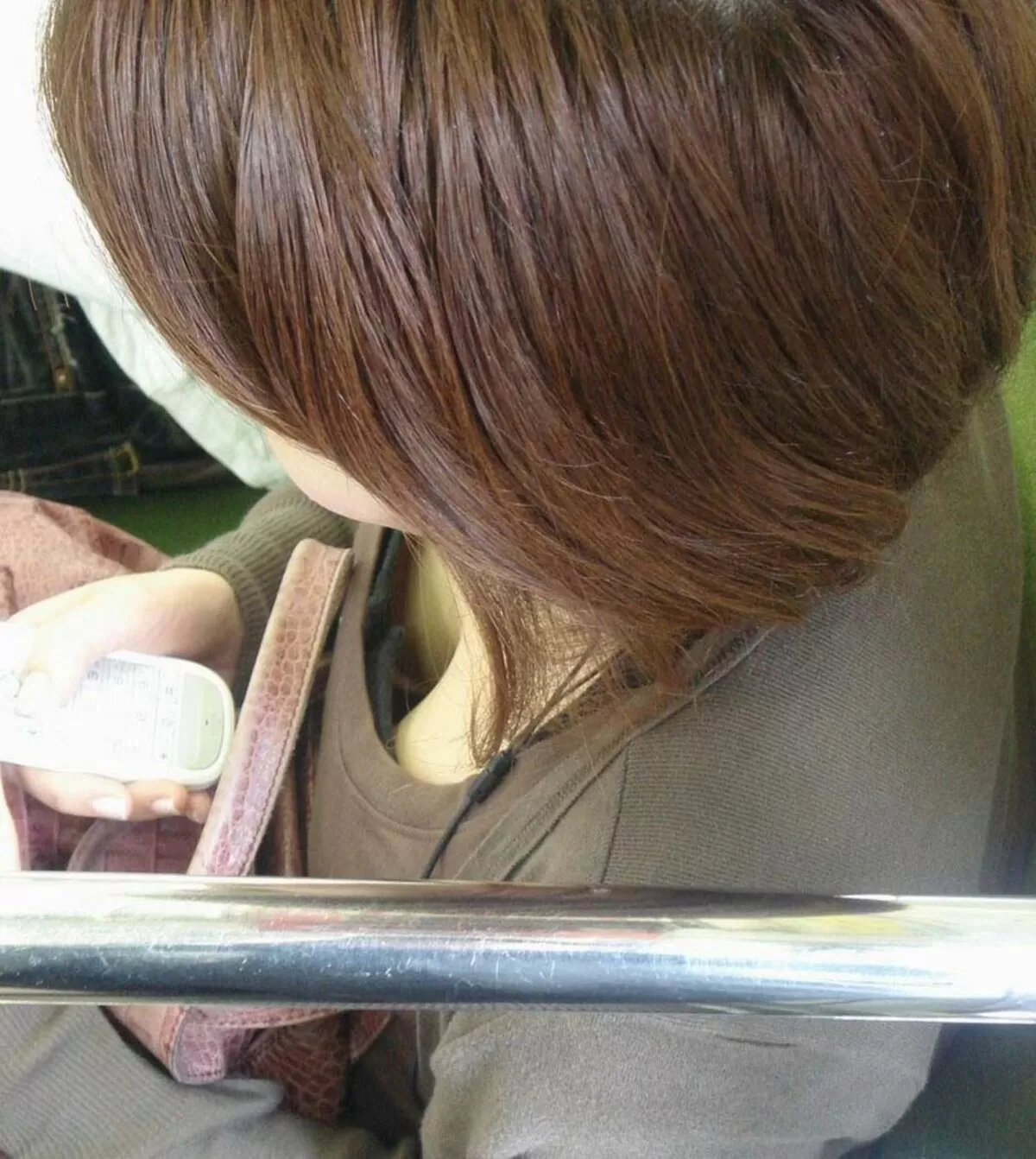 電車内胸チラエロ画像127