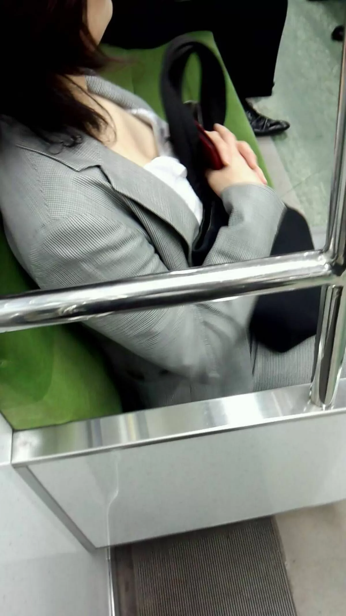 電車内胸チラエロ画像148