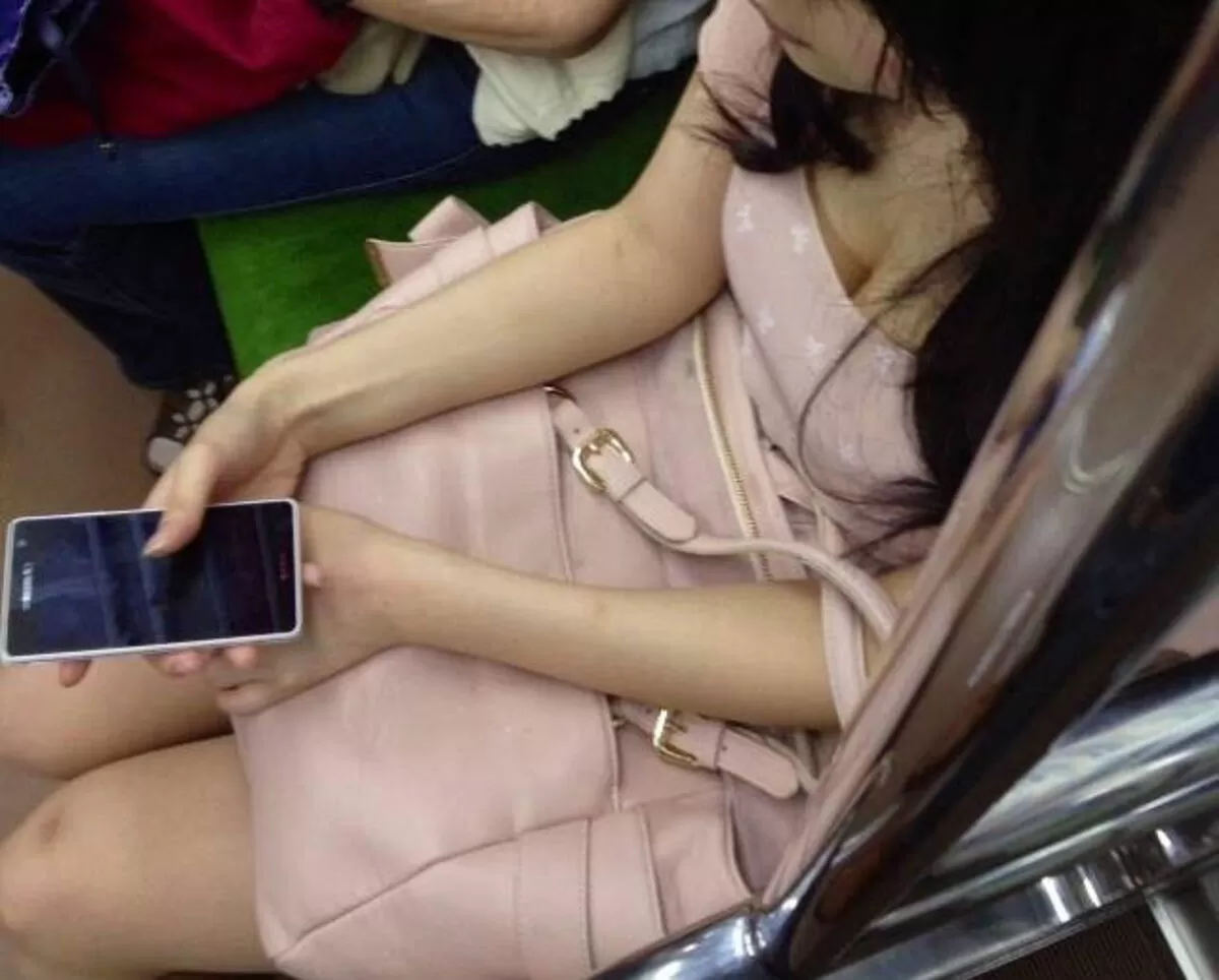 電車内胸チラエロ画像149