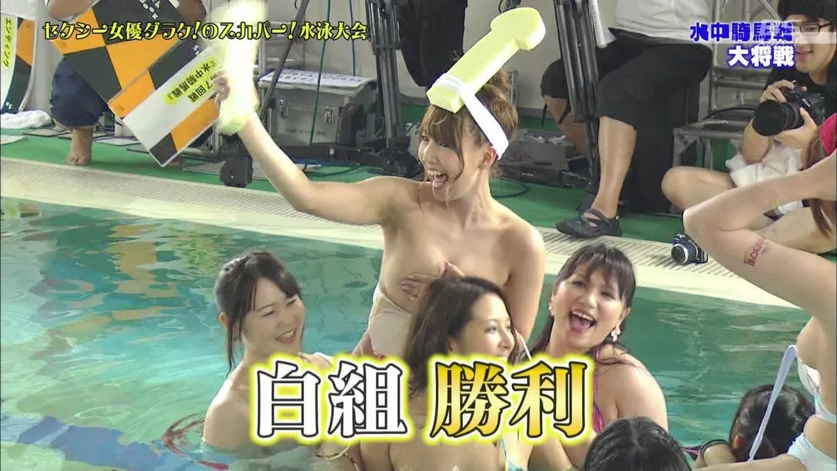 水泳大会乳首ポロリ画像048
