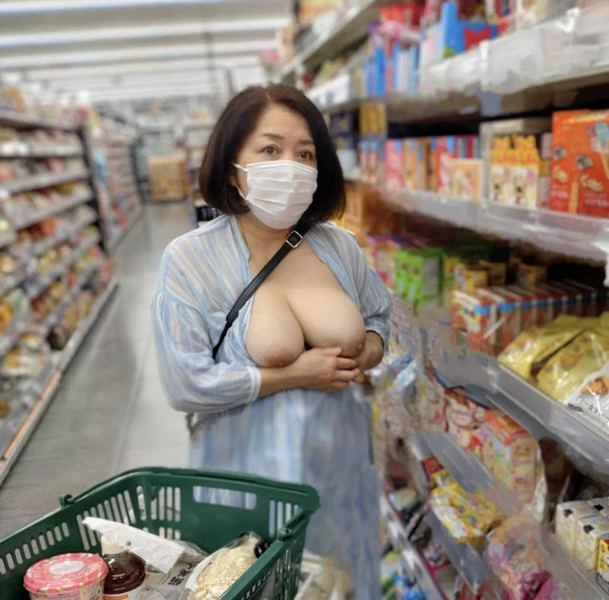 巨乳露出エロ画像038