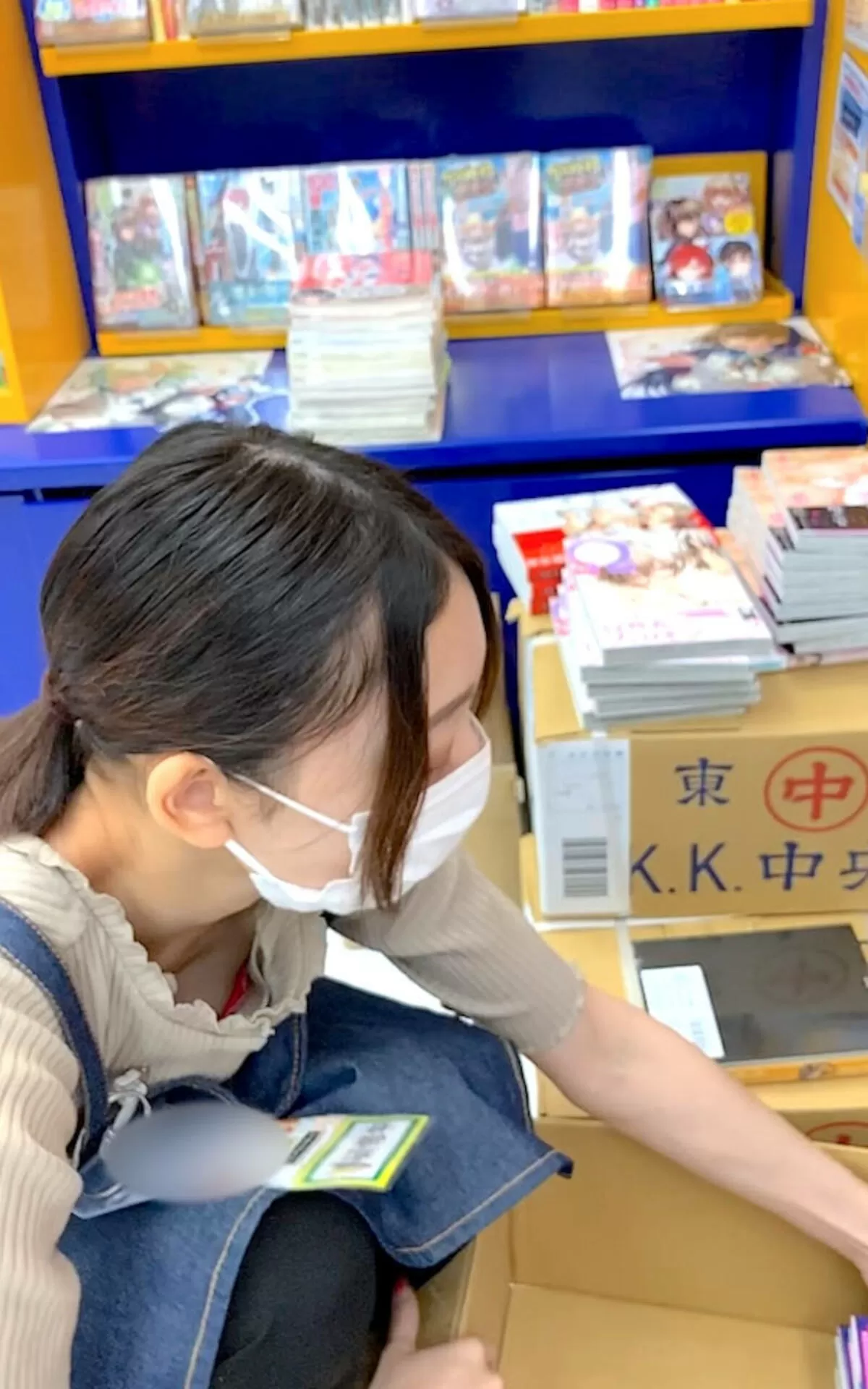 店員胸チラ 盗撮エロ画像057