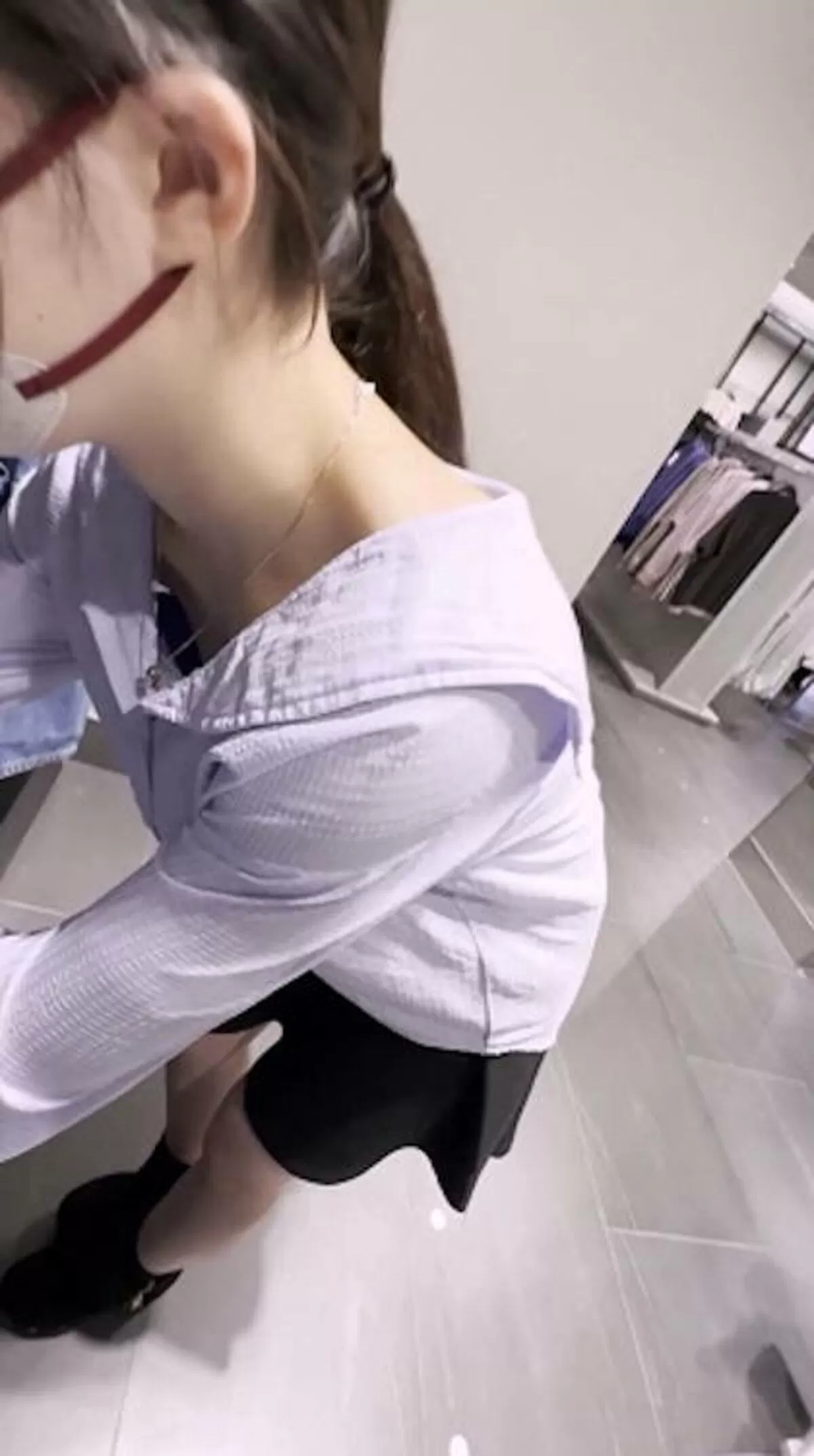 店員胸チラ 盗撮エロ画像075