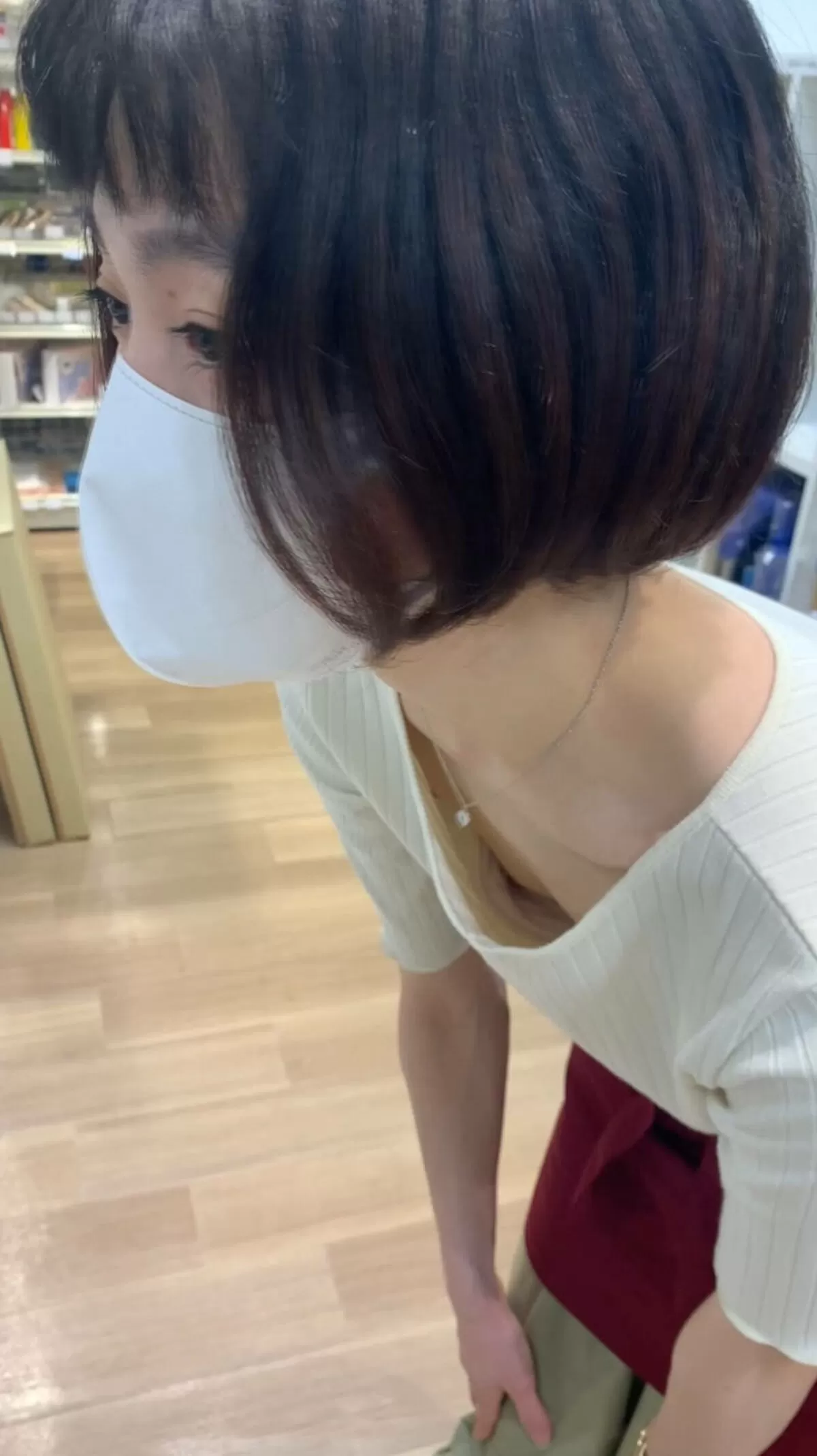 店員胸チラ 盗撮エロ画像089